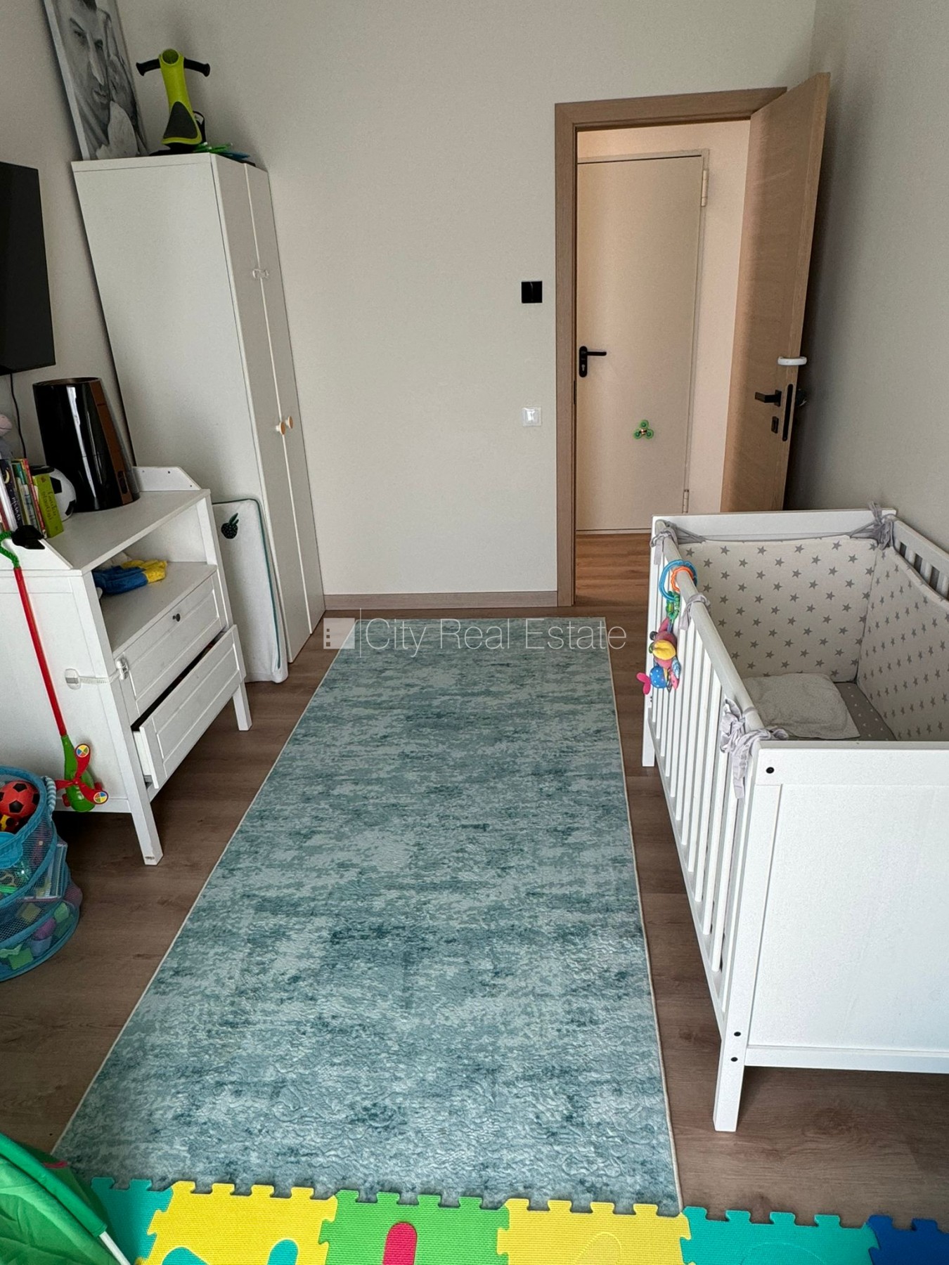 Sludinājumi. Jaunceltne, labiekārtota apzaļumota teritorija, iežogota teritorija, vieta automašīnai, logi vērsti Cena: 1100 EUR/mēn Foto #11