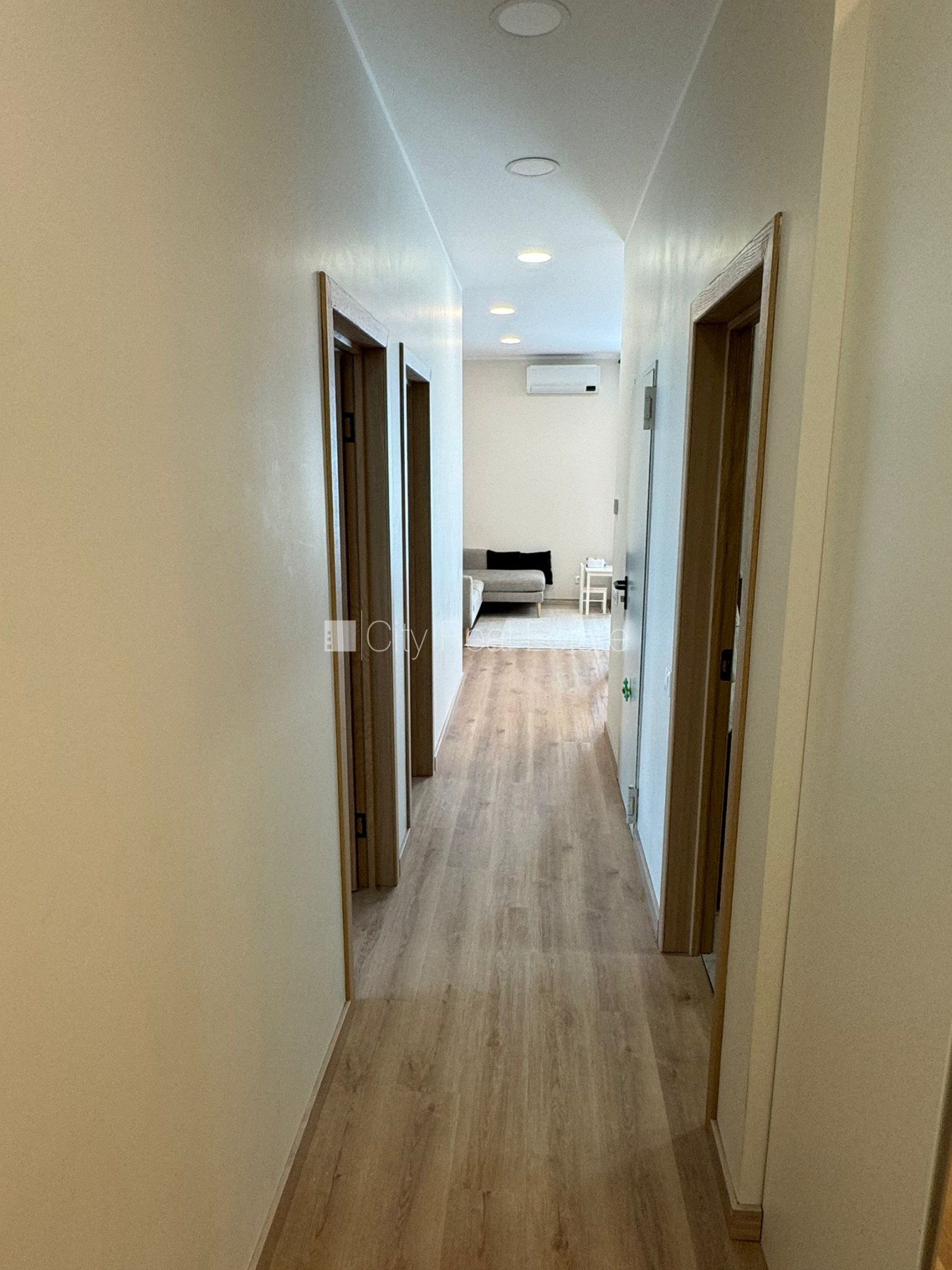 Sludinājumi. Jaunceltne, labiekārtota apzaļumota teritorija, iežogota teritorija, vieta automašīnai, logi vērsti Cena: 1100 EUR/mēn Foto #12