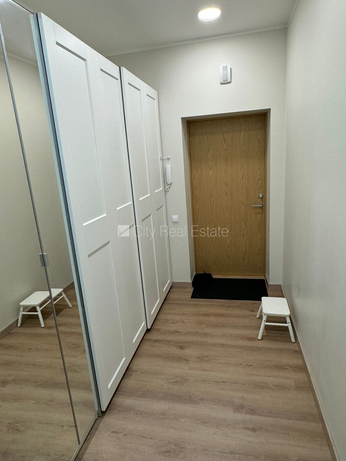 Sludinājumi. Jaunceltne, labiekārtota apzaļumota teritorija, iežogota teritorija, vieta automašīnai, logi vērsti Cena: 1100 EUR/mēn Foto #15