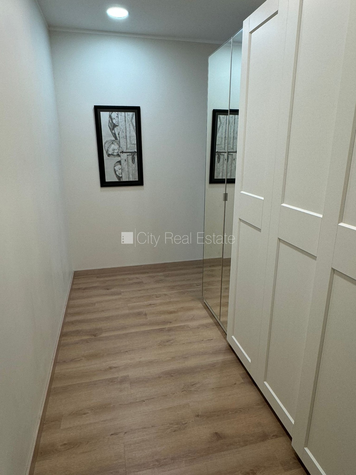 Sludinājumi. Jaunceltne, labiekārtota apzaļumota teritorija, iežogota teritorija, vieta automašīnai, logi vērsti Cena: 1100 EUR/mēn Foto #14