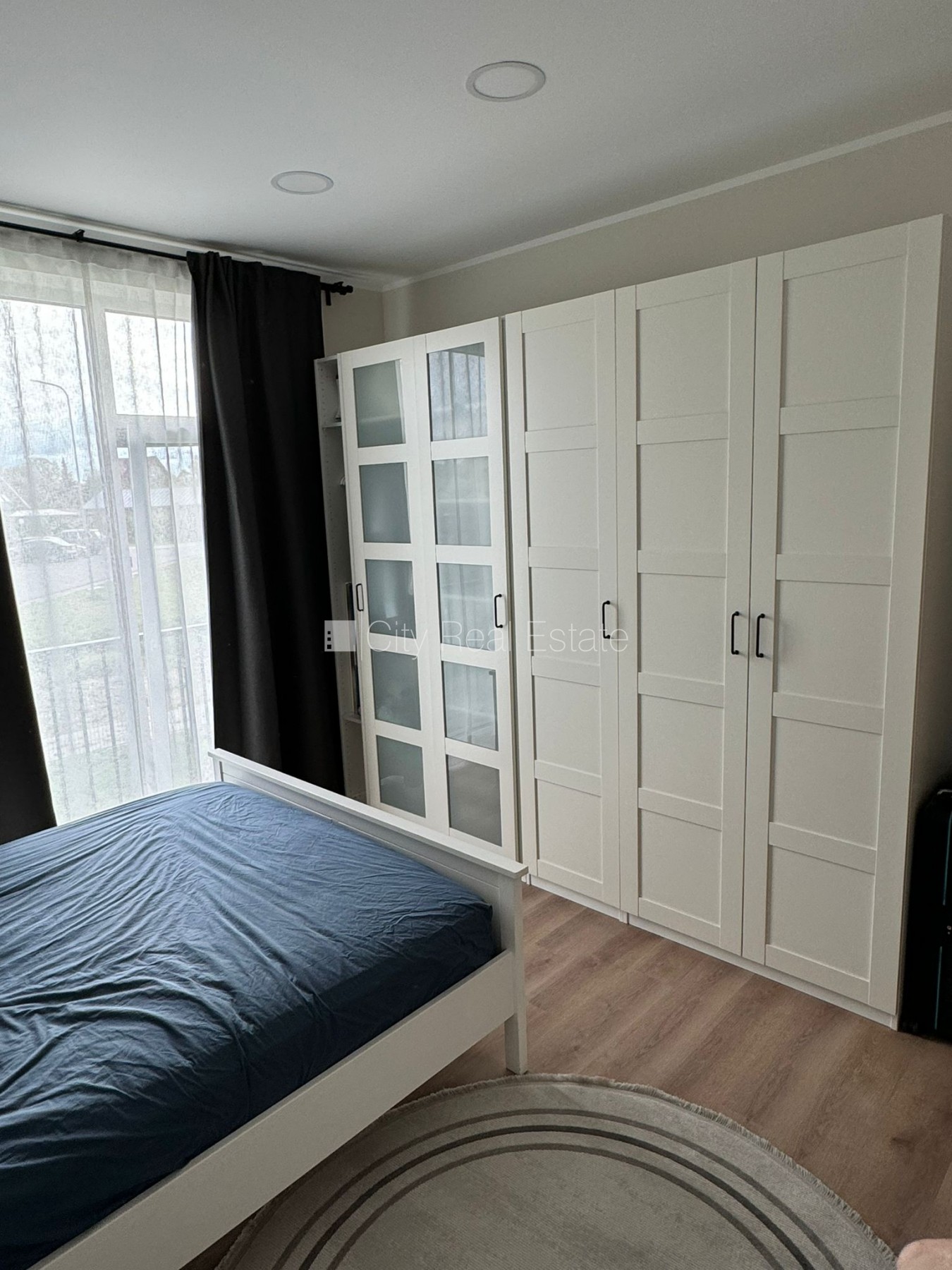 Sludinājumi. Jaunceltne, labiekārtota apzaļumota teritorija, iežogota teritorija, vieta automašīnai, logi vērsti Cena: 1100 EUR/mēn Foto #7