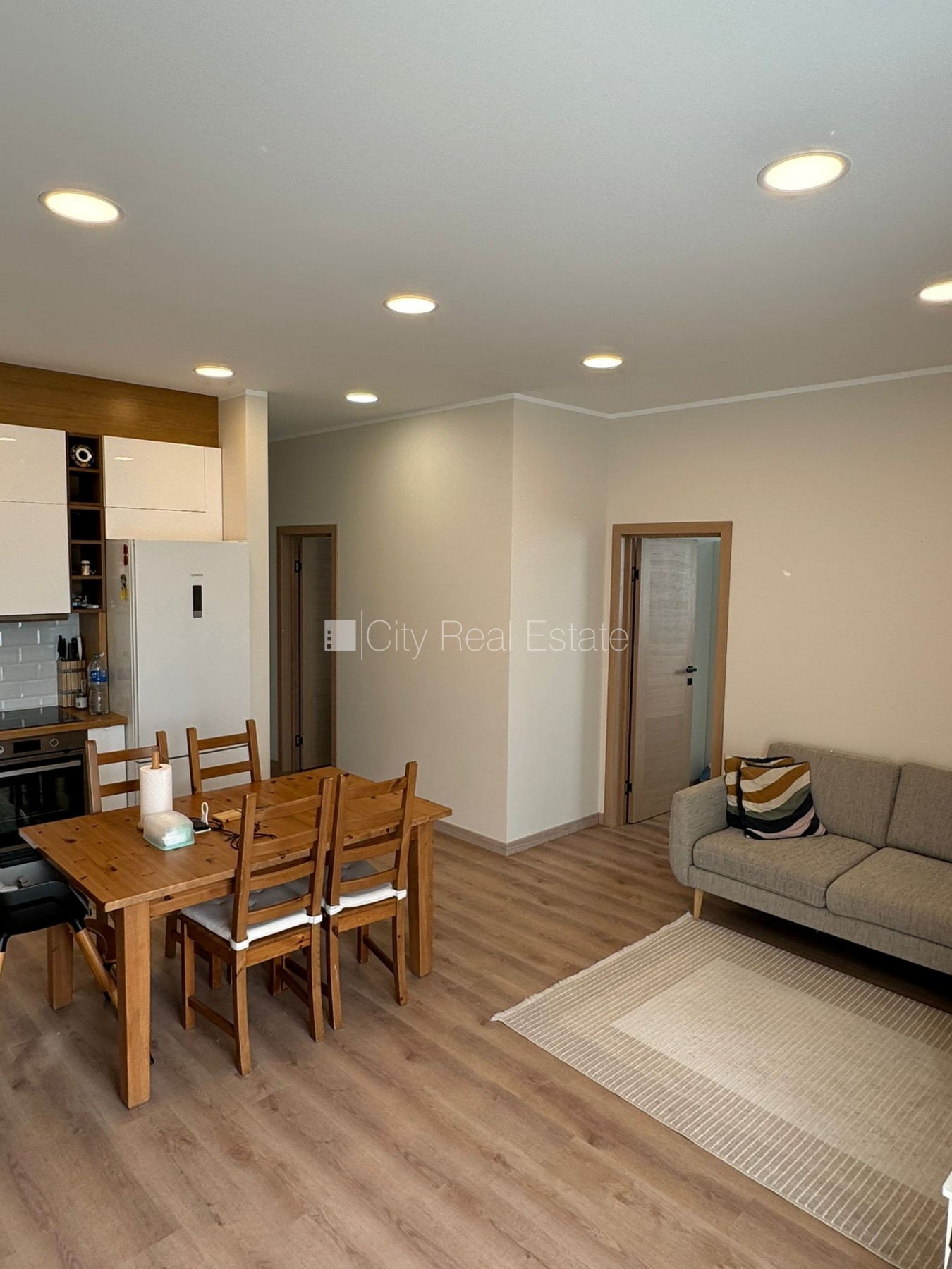 Sludinājumi. Jaunceltne, labiekārtota apzaļumota teritorija, iežogota teritorija, vieta automašīnai, logi vērsti Cena: 1100 EUR/mēn Foto #5