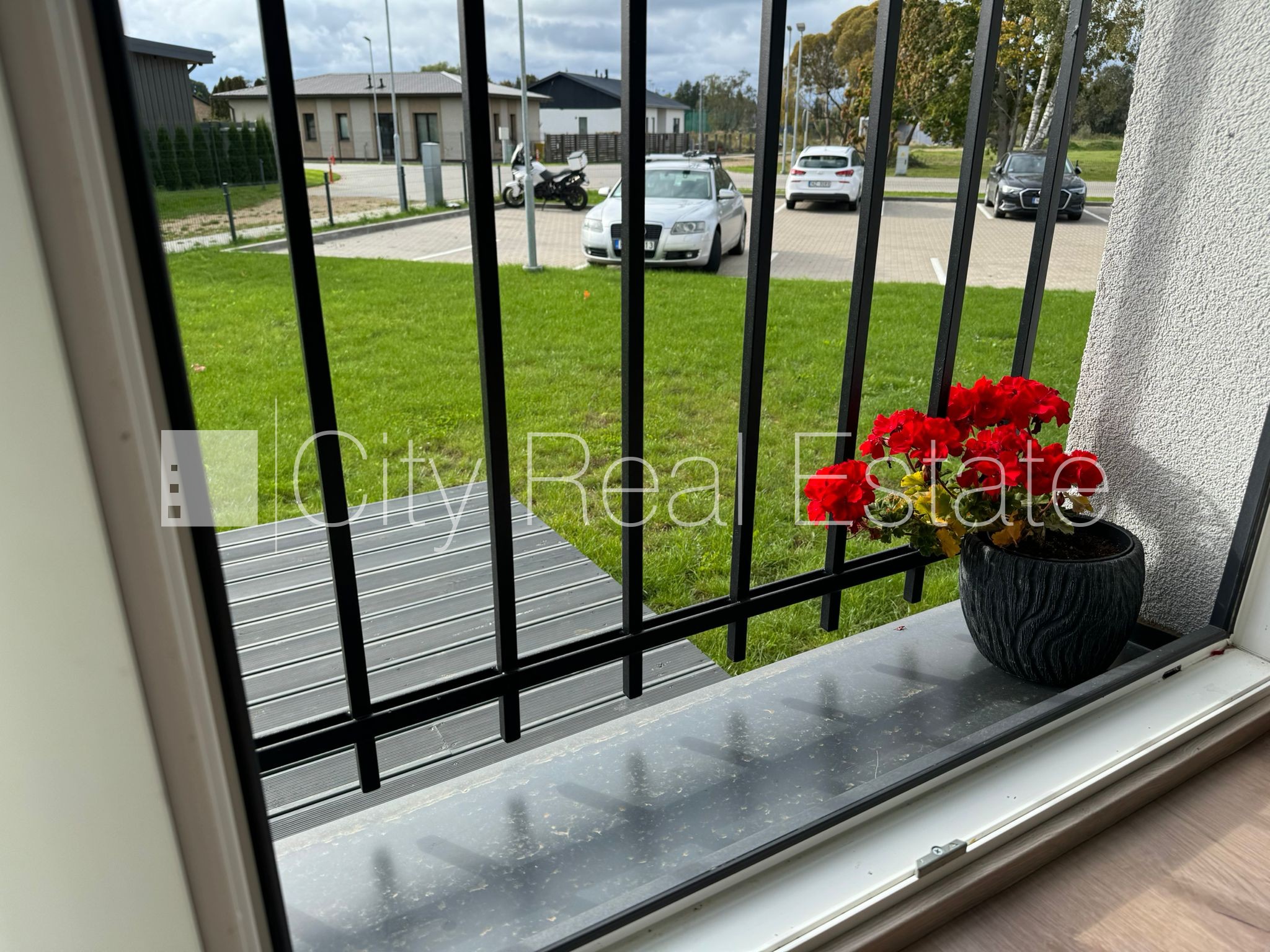 Sludinājumi. Jaunceltne, labiekārtota apzaļumota teritorija, iežogota teritorija, vieta automašīnai, logi vērsti Cena: 1100 EUR/mēn Foto #19