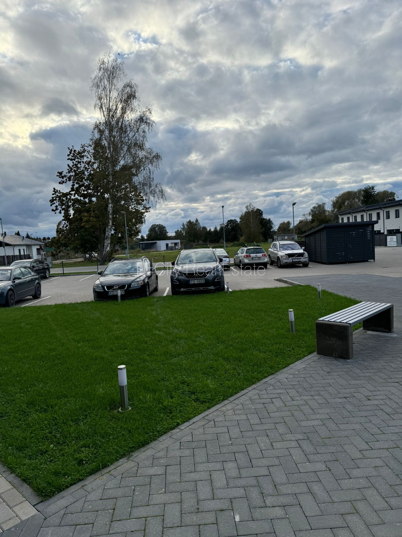 Sludinājumi. Jaunceltne, labiekārtota apzaļumota teritorija, iežogota teritorija, vieta automašīnai, logi vērsti Cena: 1100 EUR/mēn Foto #20