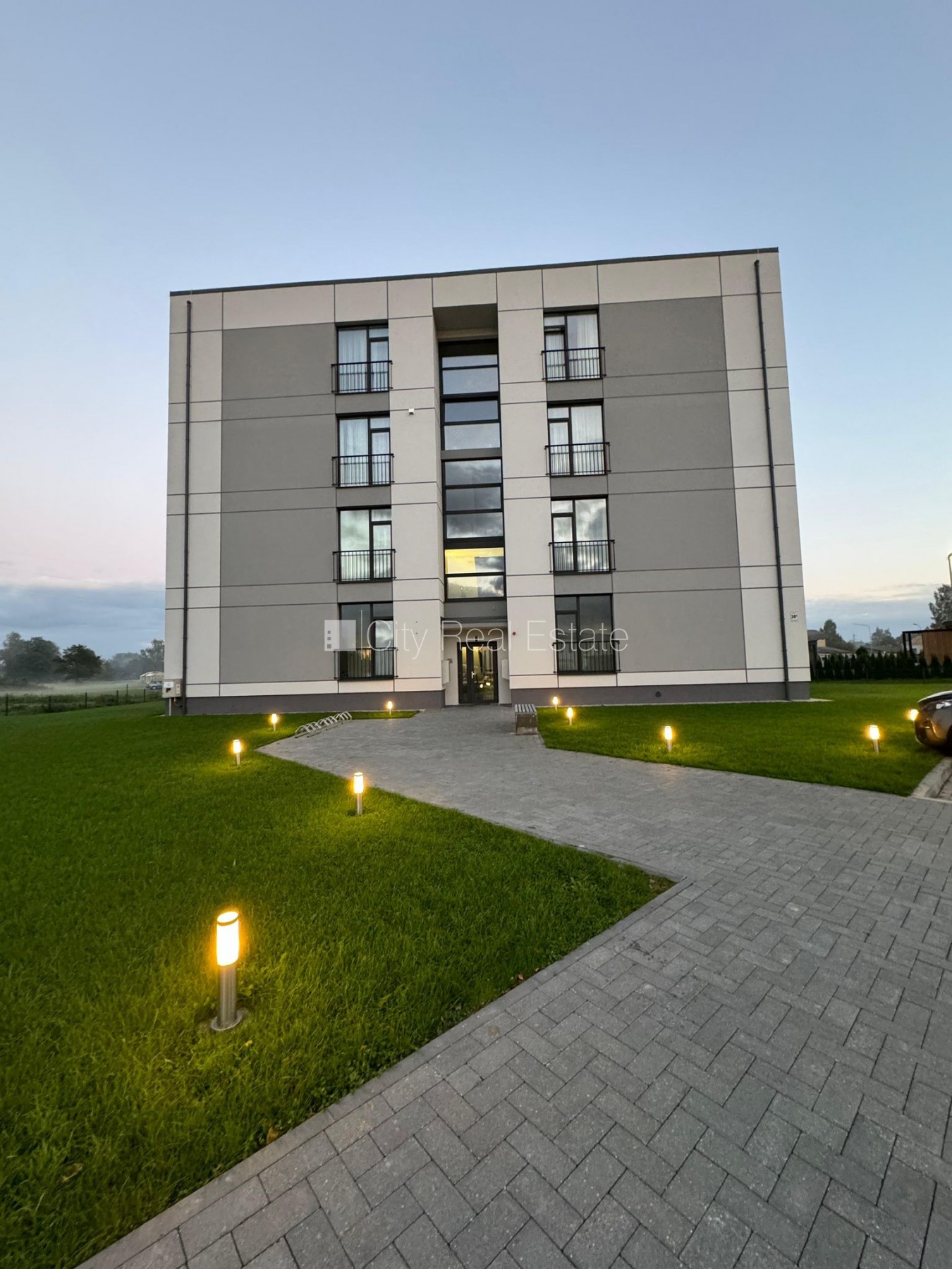 Sludinājumi. Jaunceltne, labiekārtota apzaļumota teritorija, iežogota teritorija, vieta automašīnai, logi vērsti Cena: 1100 EUR/mēn Foto #1