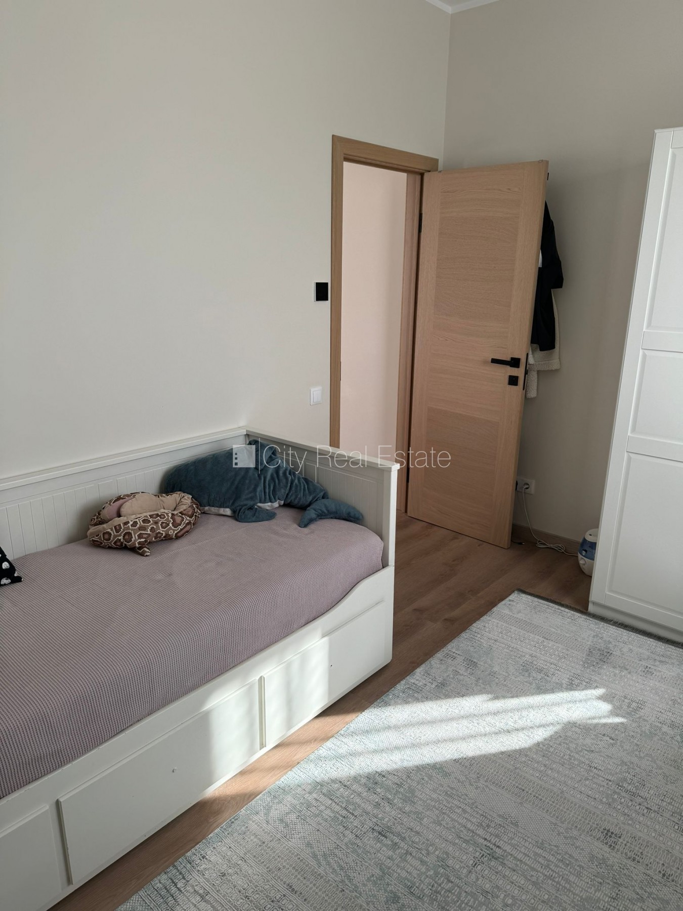 Sludinājumi. Jaunceltne, labiekārtota apzaļumota teritorija, iežogota teritorija, vieta automašīnai, logi vērsti Cena: 1100 EUR/mēn Foto #9