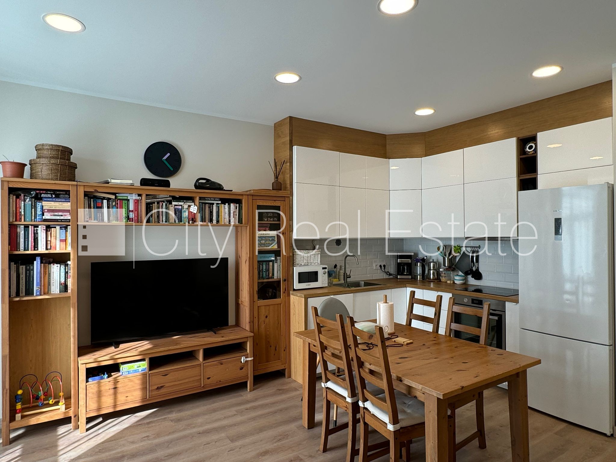 Sludinājumi. Jaunceltne, labiekārtota apzaļumota teritorija, iežogota teritorija, vieta automašīnai, logi vērsti Cena: 1100 EUR/mēn Foto #2