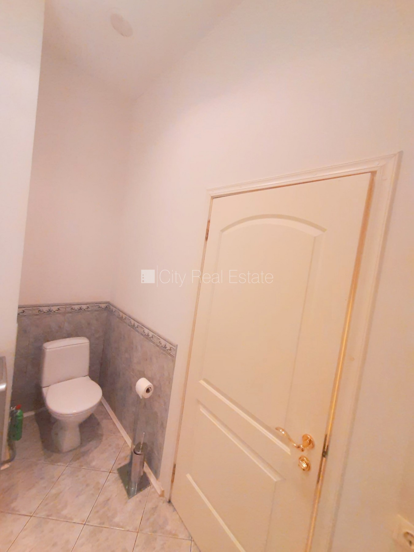 Sludinājumi. Zeme īpašumā, fasādes māja, renovēta māja, ieeja no pagalma, kāpņu telpa pēc kosmētiskā remonta, Cena: 220000 EUR Foto #9