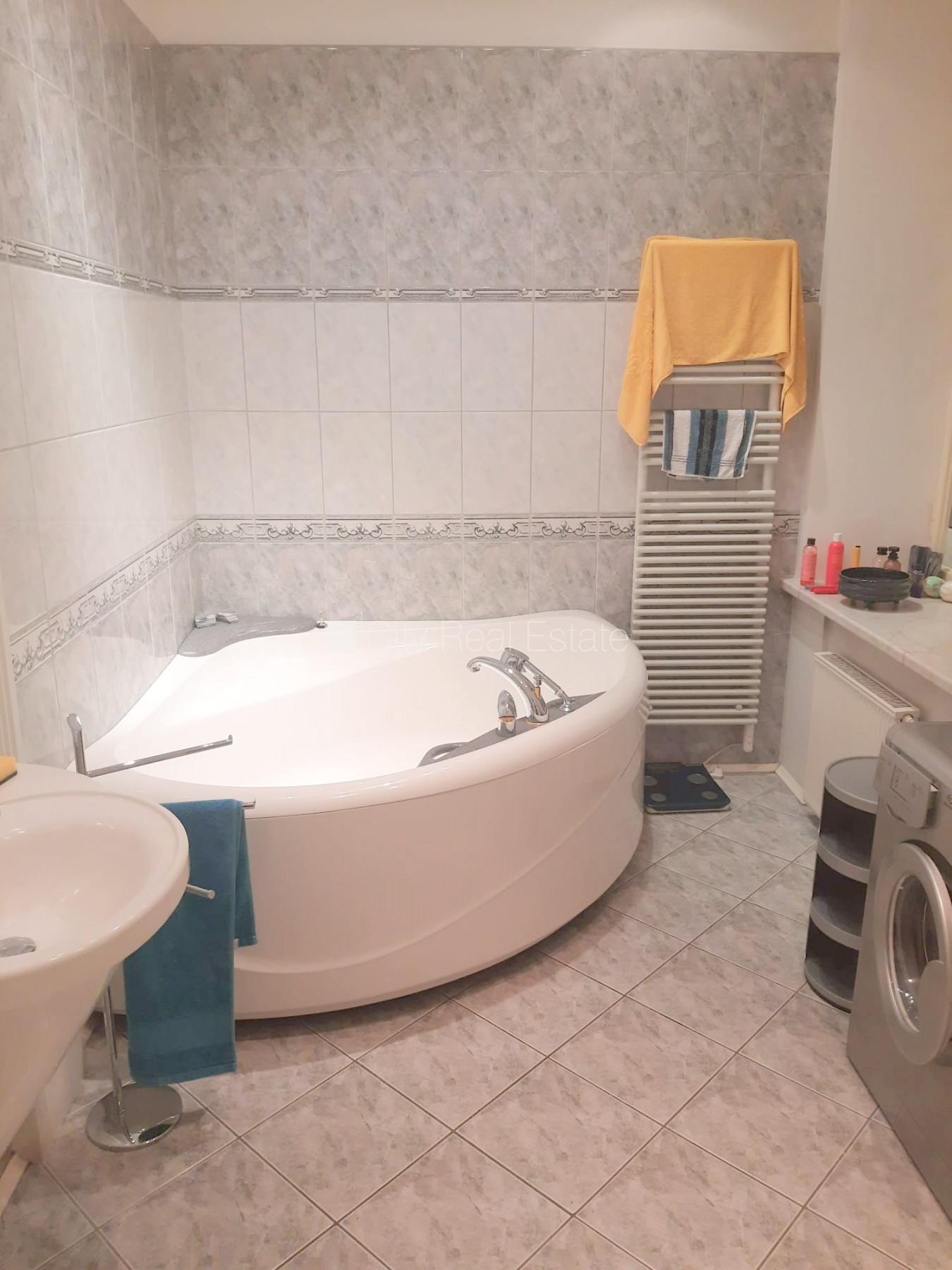 Sludinājumi. Zeme īpašumā, fasādes māja, renovēta māja, ieeja no pagalma, kāpņu telpa pēc kosmētiskā remonta, Cena: 220000 EUR Foto #8