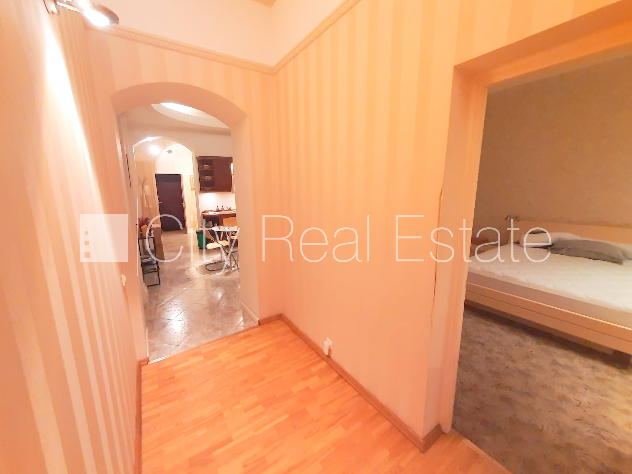 Sludinājumi. Zeme īpašumā, fasādes māja, renovēta māja, ieeja no pagalma, kāpņu telpa pēc kosmētiskā remonta, Cena: 220000 EUR Foto #4