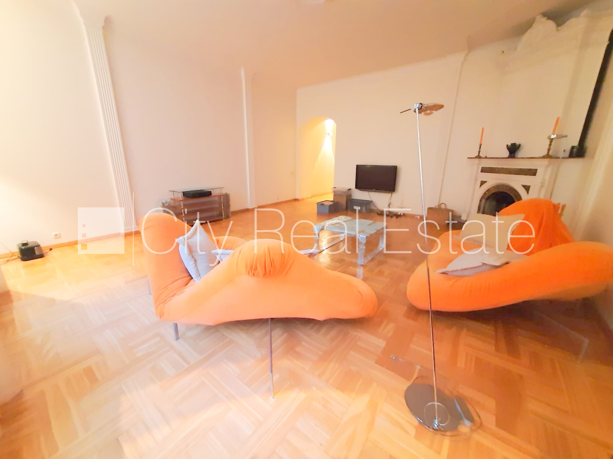 Sludinājumi. Zeme īpašumā, fasādes māja, renovēta māja, ieeja no pagalma, kāpņu telpa pēc kosmētiskā remonta, Cena: 220000 EUR Foto #3