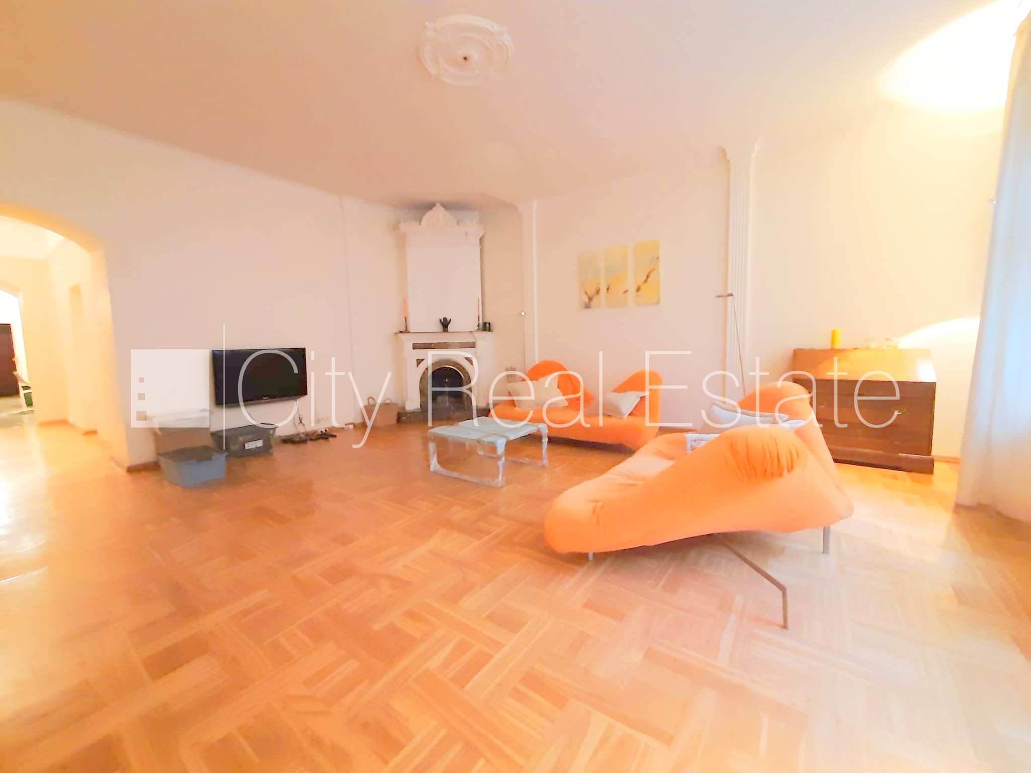 Sludinājumi. Zeme īpašumā, fasādes māja, renovēta māja, ieeja no pagalma, kāpņu telpa pēc kosmētiskā remonta, Cena: 220000 EUR Foto #2