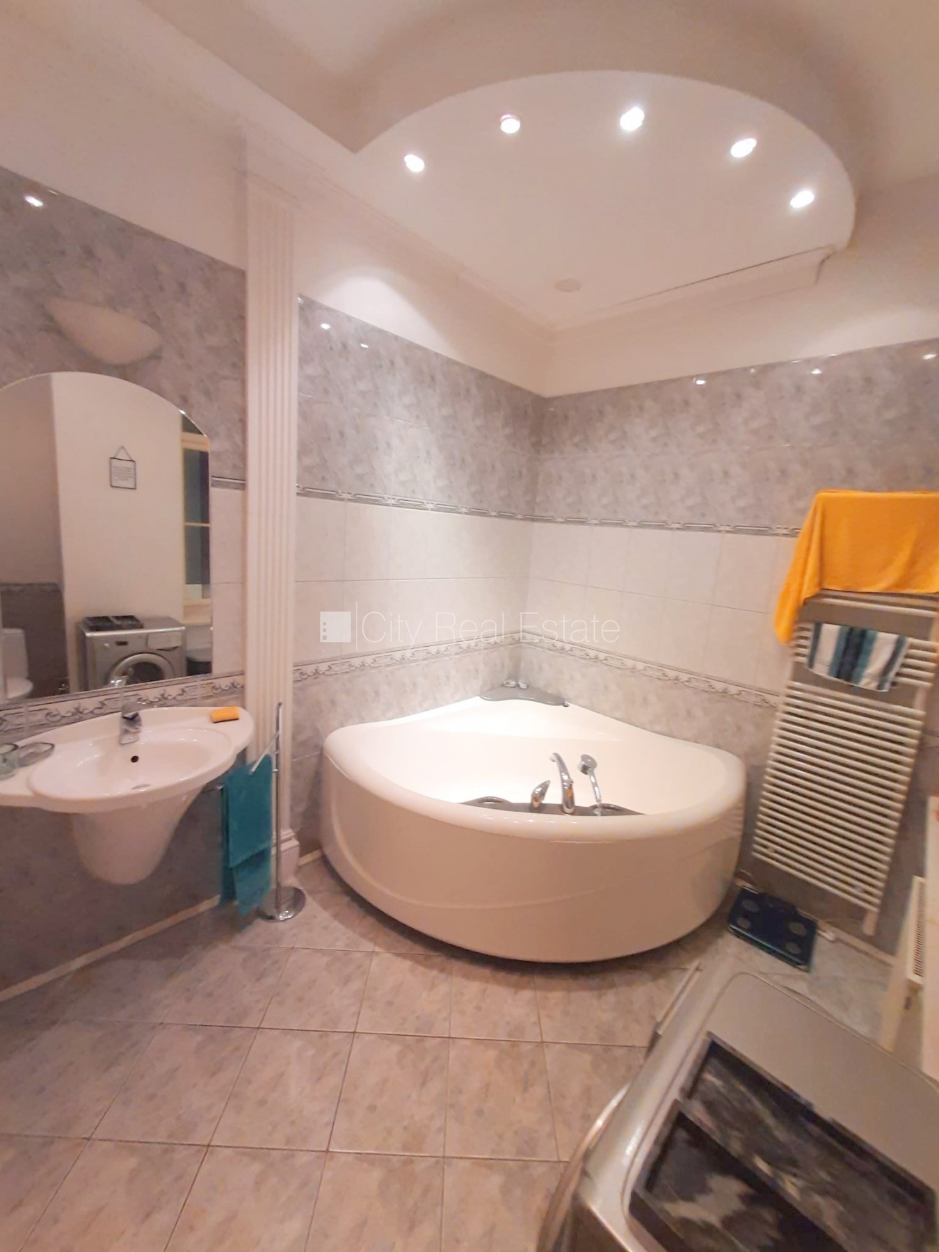 Sludinājumi. Zeme īpašumā, fasādes māja, renovēta māja, ieeja no pagalma, kāpņu telpa pēc kosmētiskā remonta, Cena: 220000 EUR Foto #7