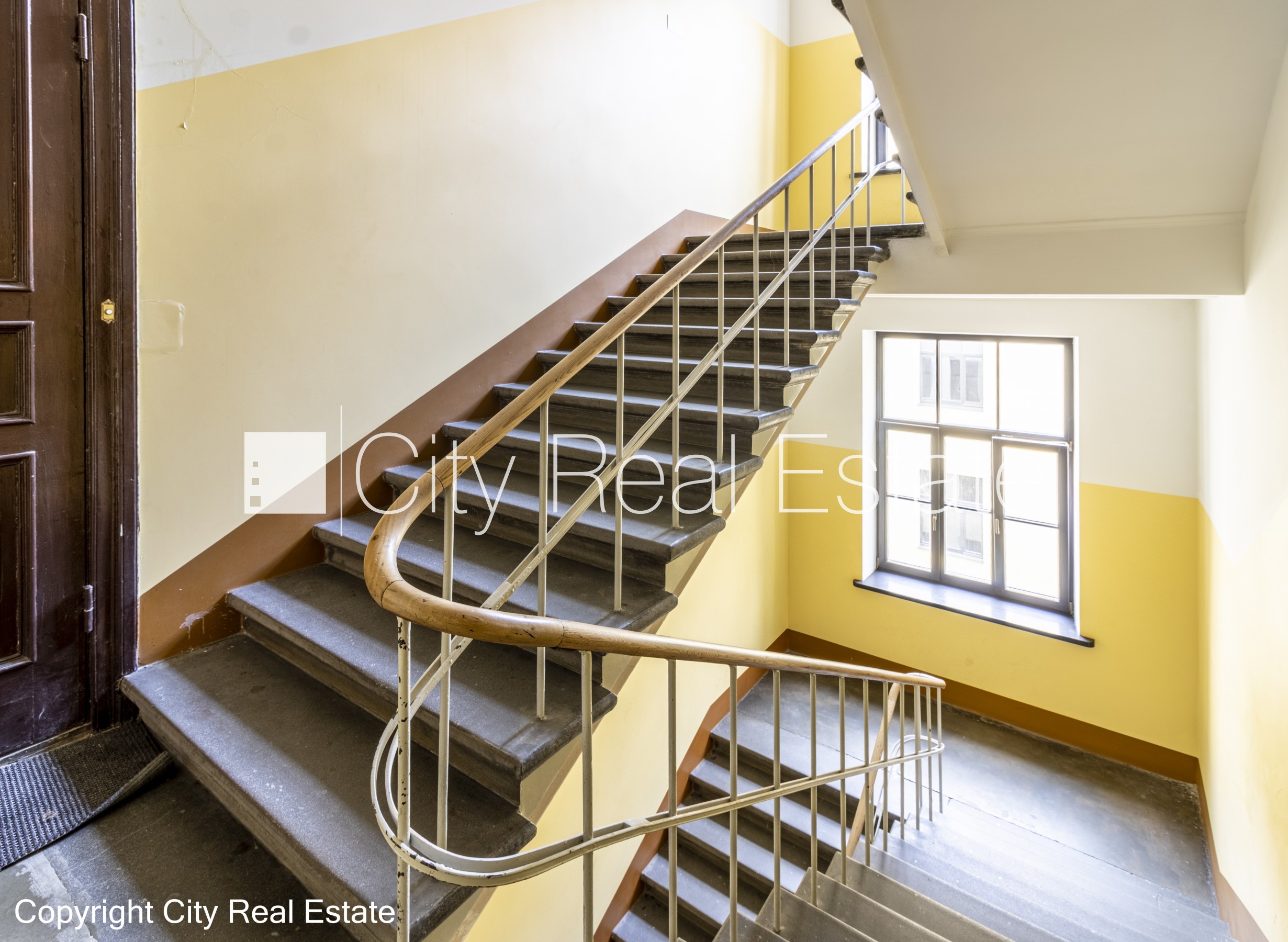 Sludinājumi. Zeme īpašumā, fasādes māja, renovēta māja, ieeja no pagalma, kāpņu telpa pēc kosmētiskā remonta, Cena: 220000 EUR Foto #11