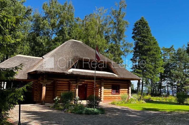Sludinājumi. Labiekārtota apzaļumota teritorija, guļamistabu skaits 4 gab., siltumsūknis, filtri ūdens Cena: 555000 EUR Foto #1