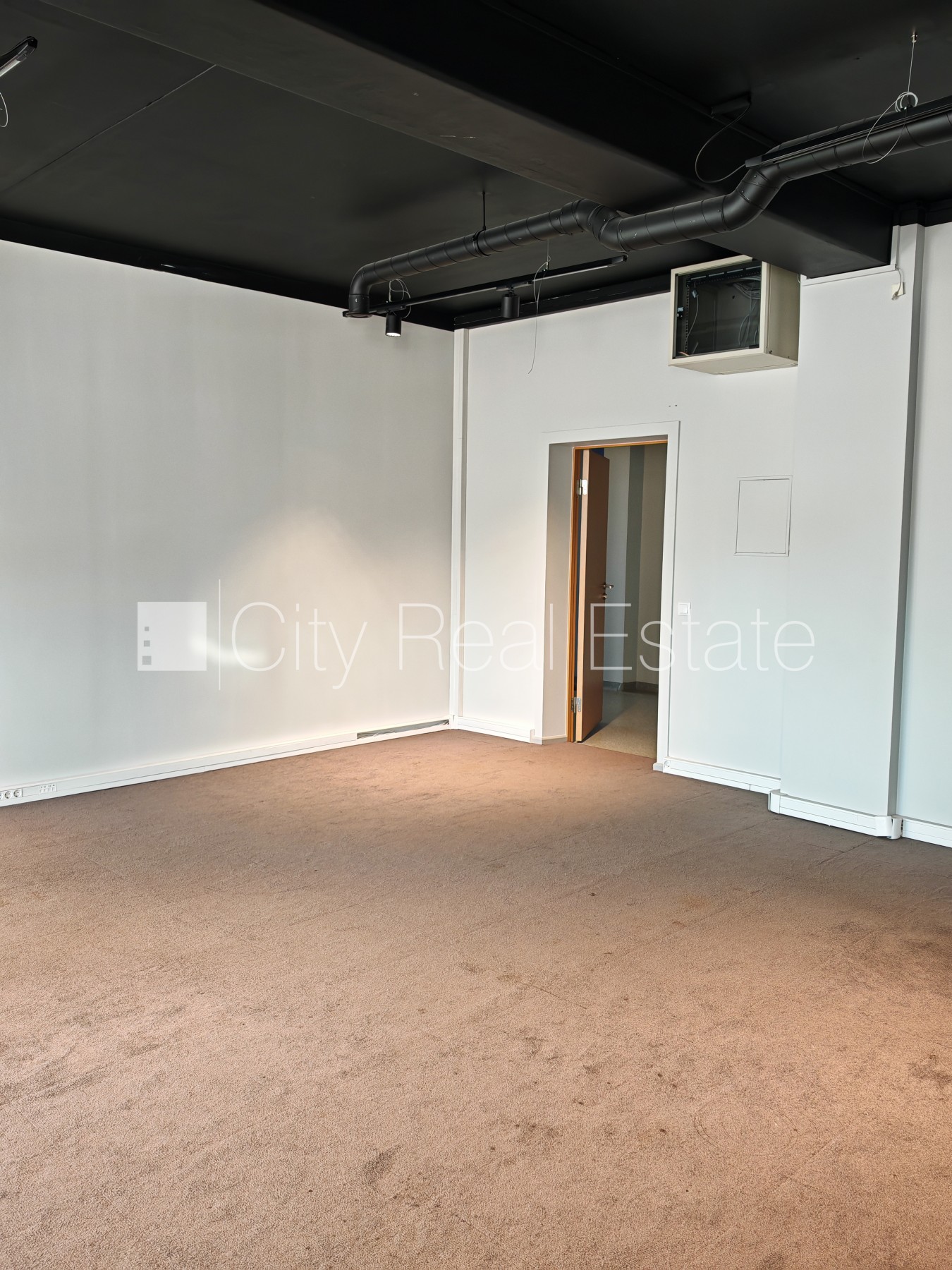 Sludinājumi. Teritorijas iebrauktuves vārti aprīkoti ar automatizētu atvēršanās un aizvēršanās sistēmu, iespēja Cena: 520 EUR/mēn Foto #3