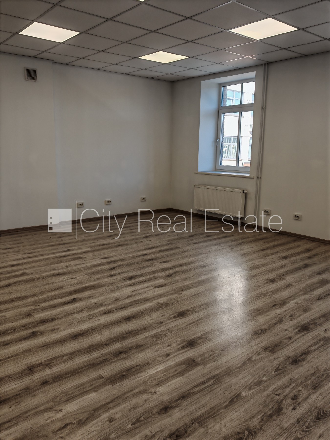 Sludinājumi. Pagalma ēka, renovēta māja, slēgts pagalms, teritorijas iebrauktuves vārti aprīkoti ar automatizētu Cena: 936 EUR/mēn Foto #3