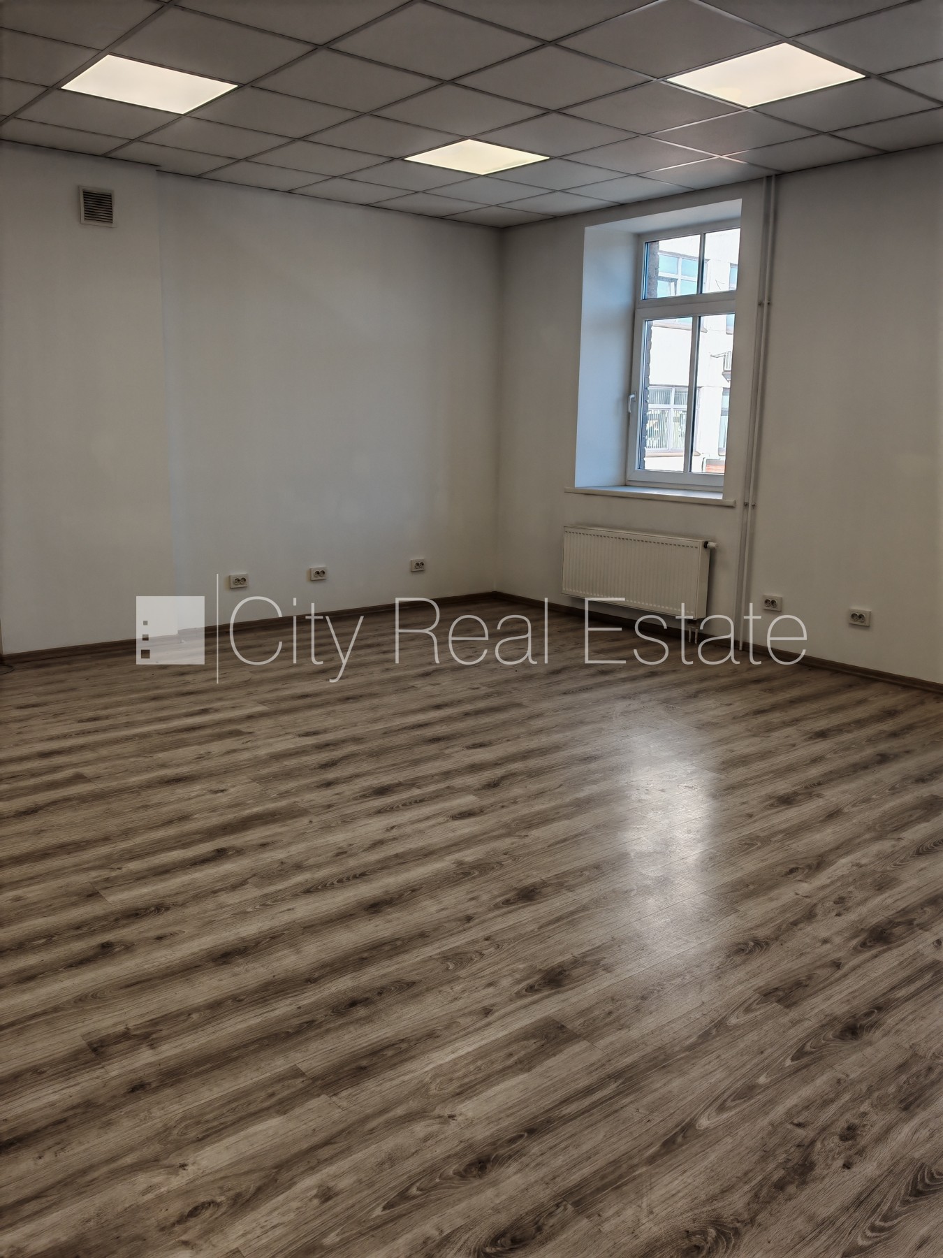 Sludinājumi. Pagalma ēka, renovēta māja, slēgts pagalms, teritorijas iebrauktuves vārti aprīkoti ar automatizētu Cena: 936 EUR/mēn Foto #2