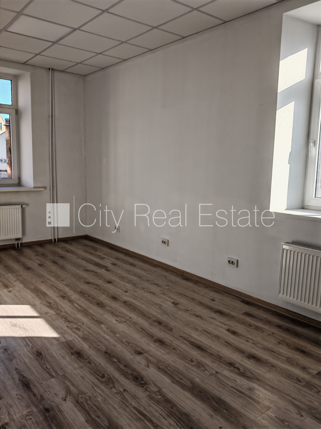 Sludinājumi. Pagalma ēka, renovēta māja, slēgts pagalms, teritorijas iebrauktuves vārti aprīkoti ar automatizētu Cena: 936 EUR/mēn Foto #4