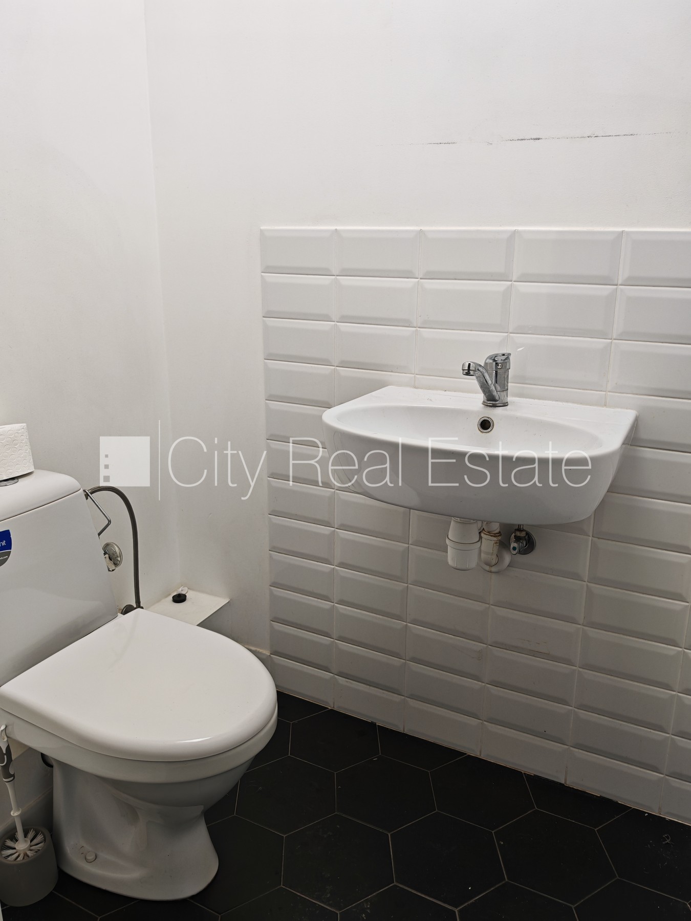 Sludinājumi. Pagalma ēka, renovēta māja, slēgts pagalms, teritorijas iebrauktuves vārti aprīkoti ar automatizētu Cena: 936 EUR/mēn Foto #6