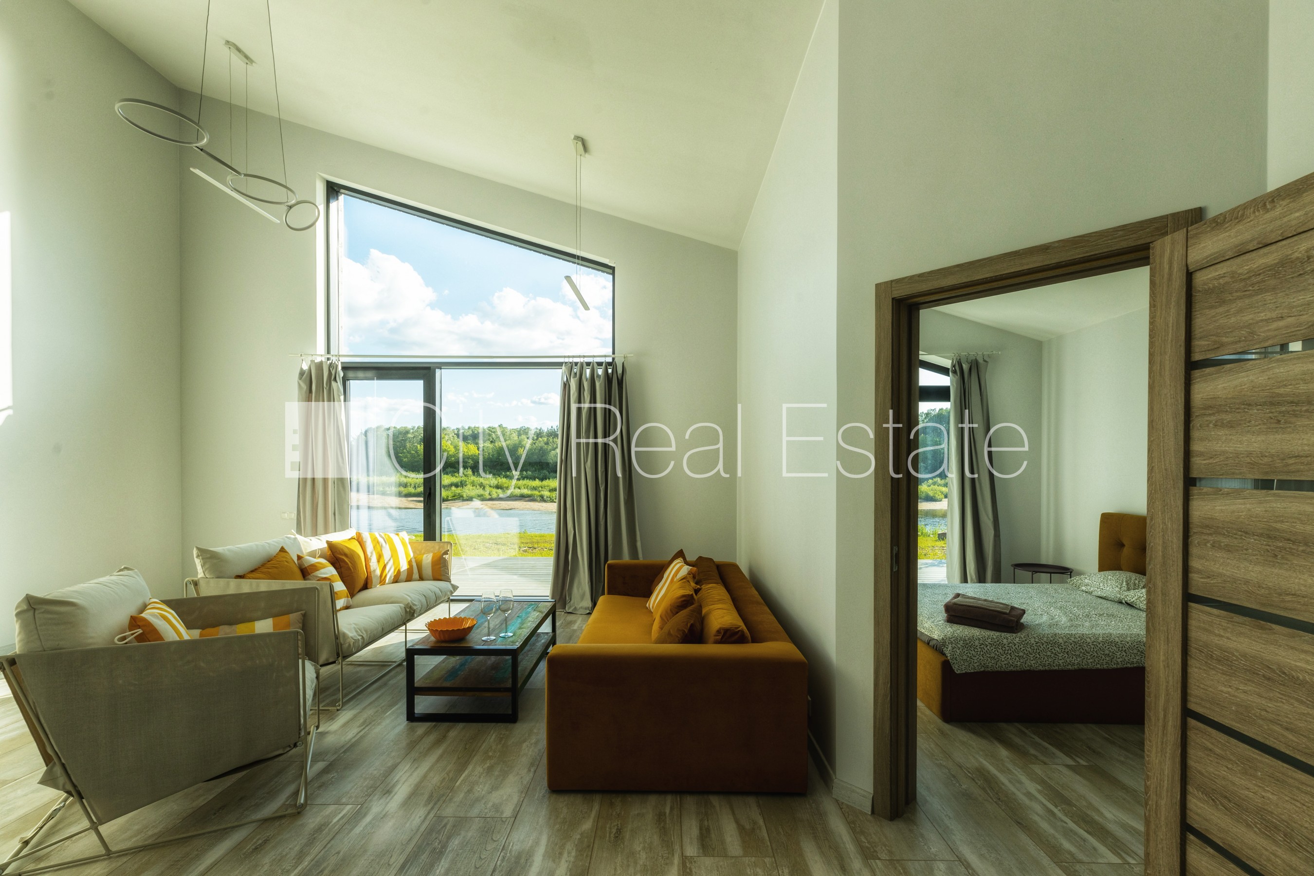 Sludinājumi. Rindu māja, labiekārtots apzaļumots pagalms, bruģēts piebraucamais ceļš, vieta automašīnai, terase, Cena: 950 EUR/mēn Foto #3