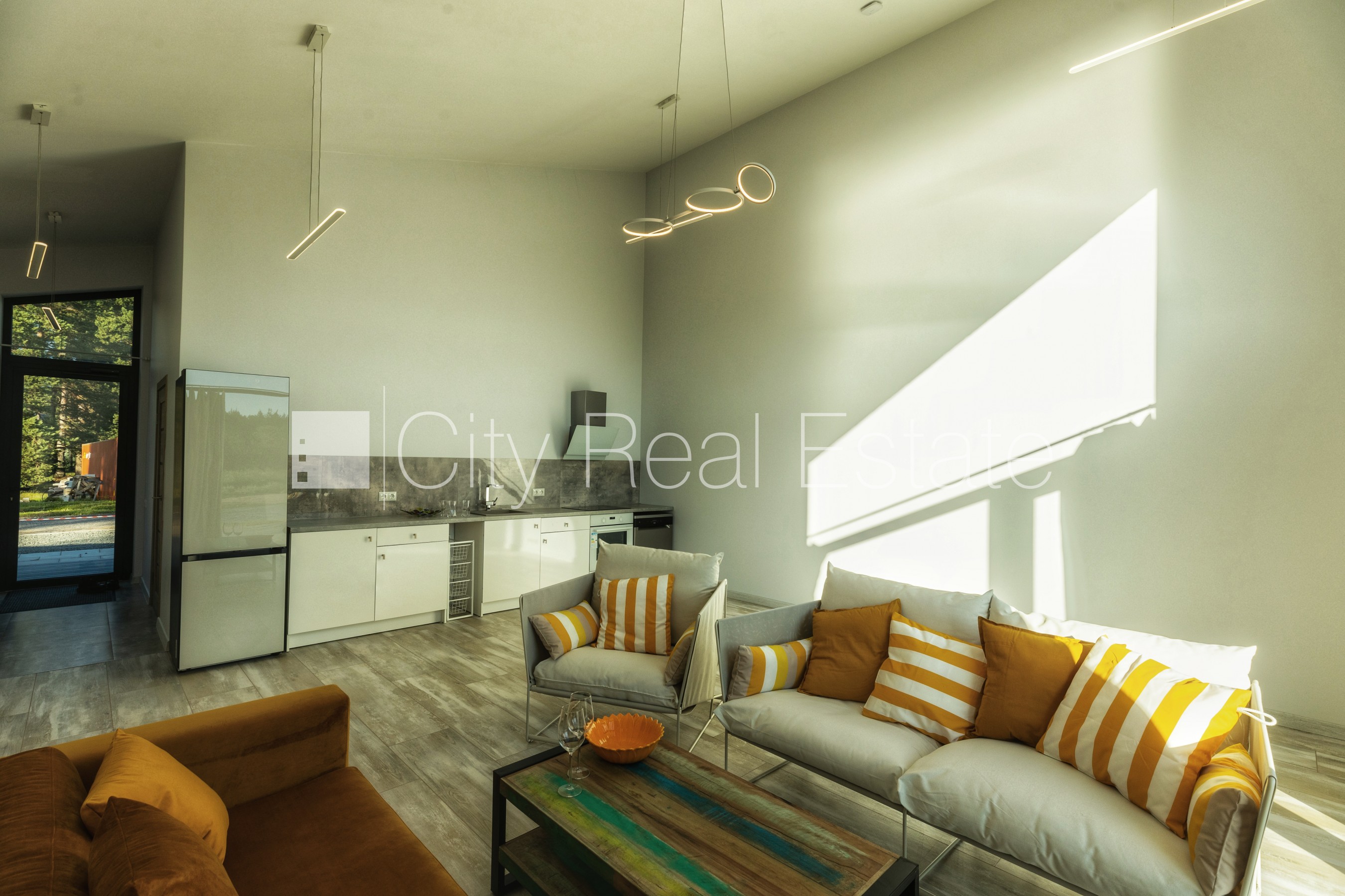 Sludinājumi. Rindu māja, labiekārtots apzaļumots pagalms, bruģēts piebraucamais ceļš, vieta automašīnai, terase, Cena: 950 EUR/mēn Foto #4