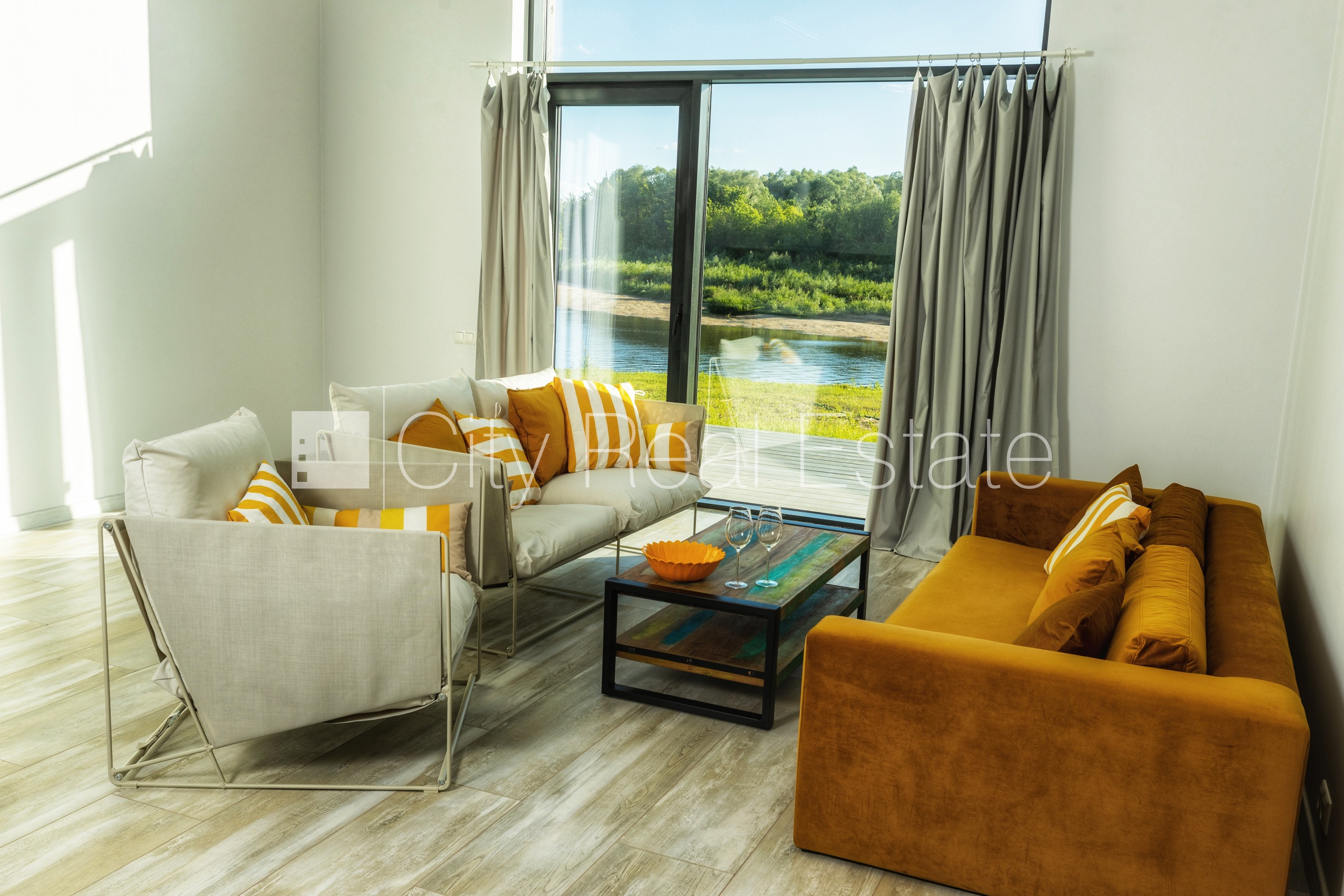 Sludinājumi. Rindu māja, labiekārtots apzaļumots pagalms, bruģēts piebraucamais ceļš, vieta automašīnai, terase, Cena: 950 EUR/mēn Foto #2