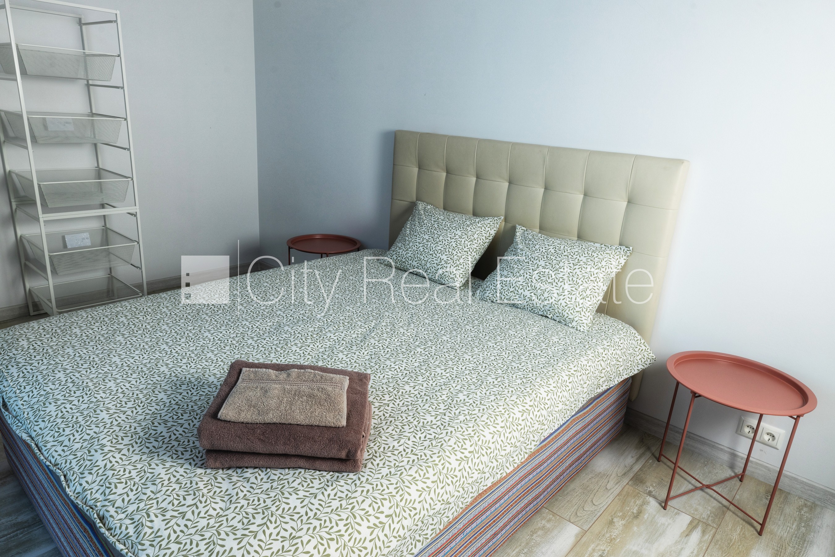 Sludinājumi. Rindu māja, labiekārtots apzaļumots pagalms, bruģēts piebraucamais ceļš, vieta automašīnai, terase, Cena: 950 EUR/mēn Foto #6