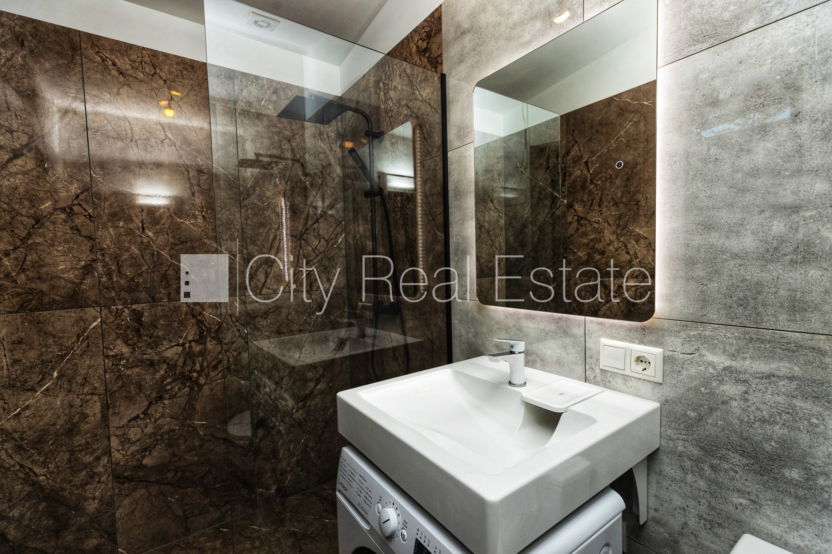 Sludinājumi. Rindu māja, labiekārtots apzaļumots pagalms, bruģēts piebraucamais ceļš, vieta automašīnai, terase, Cena: 950 EUR/mēn Foto #7