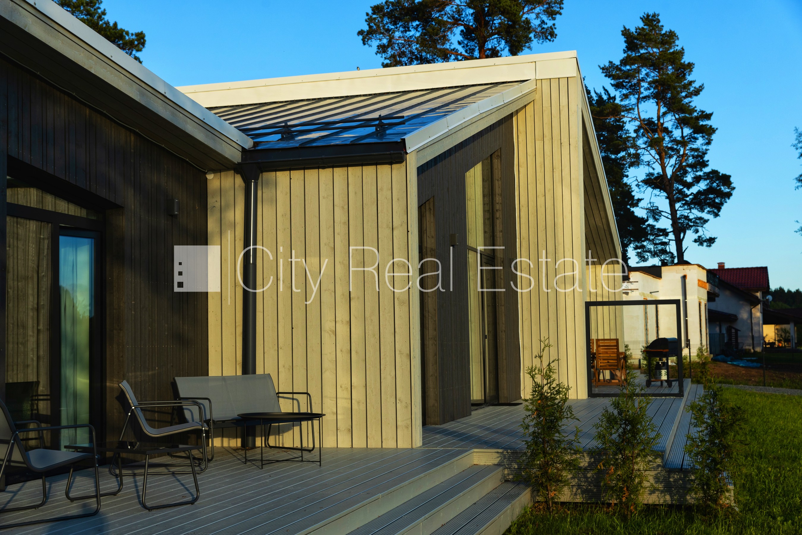 Sludinājumi. Rindu māja, labiekārtots apzaļumots pagalms, bruģēts piebraucamais ceļš, vieta automašīnai, terase, Cena: 950 EUR/mēn Foto #9