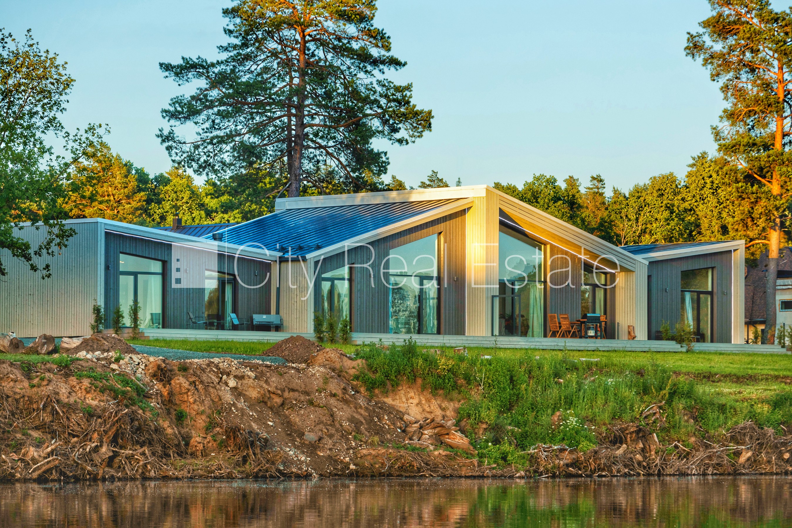 Sludinājumi. Rindu māja, labiekārtots apzaļumots pagalms, bruģēts piebraucamais ceļš, vieta automašīnai, terase, Cena: 950 EUR/mēn Foto #11