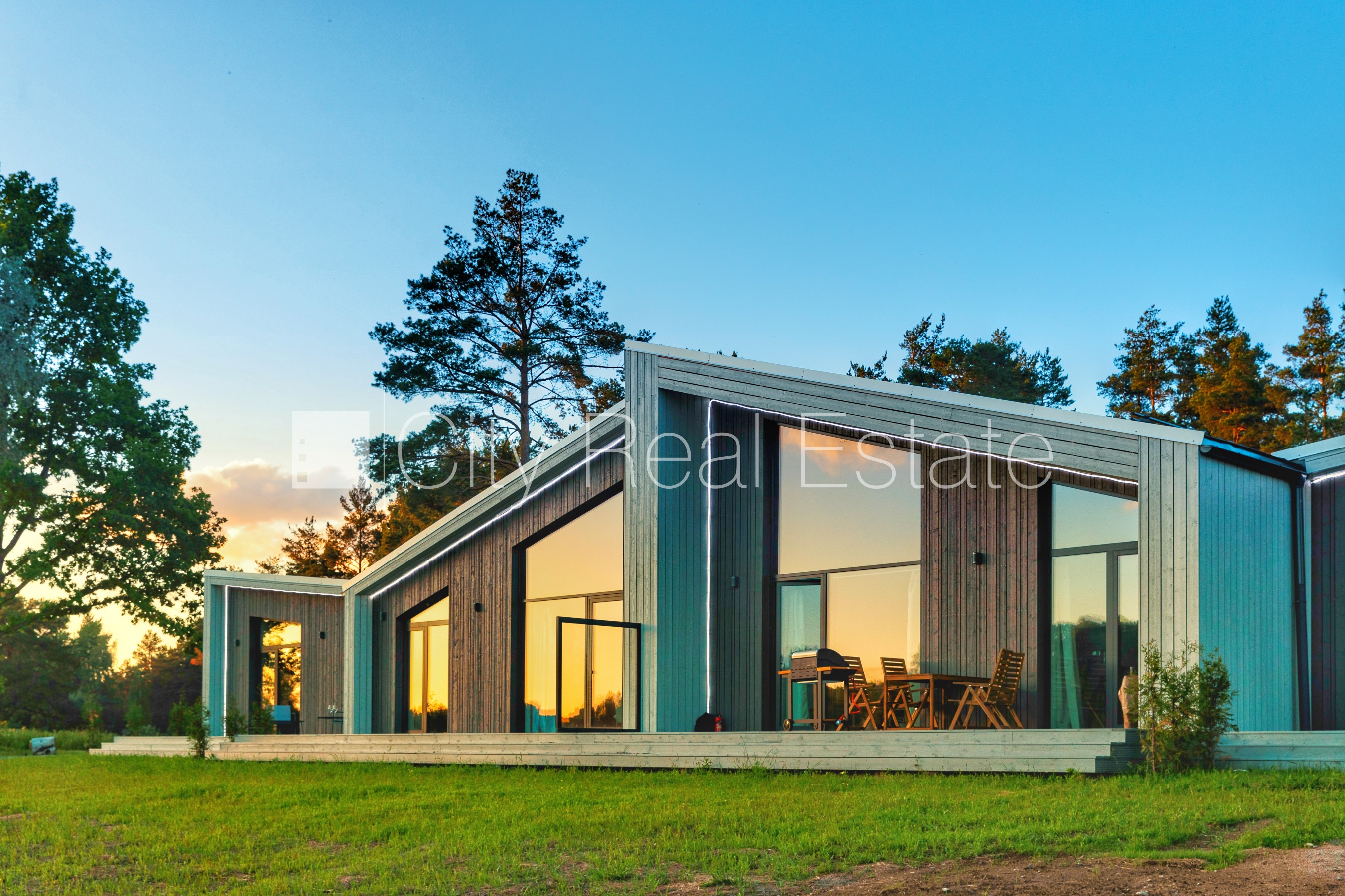 Sludinājumi. Rindu māja, labiekārtots apzaļumots pagalms, bruģēts piebraucamais ceļš, vieta automašīnai, terase, Cena: 950 EUR/mēn Foto #1