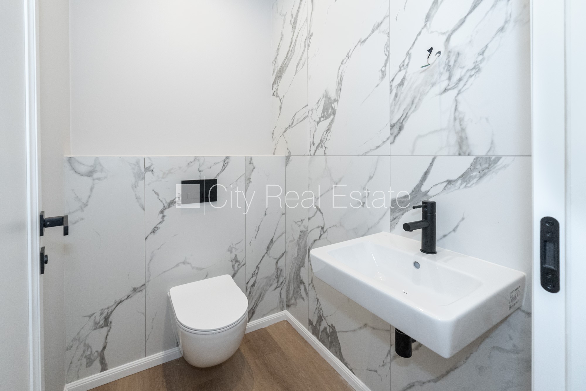 Sludinājumi. Jaunceltne, labiekārtota apzaļumota teritorija, bruģēts piebraucamais ceļš, teritorijas Cena: 224950 EUR Foto #21