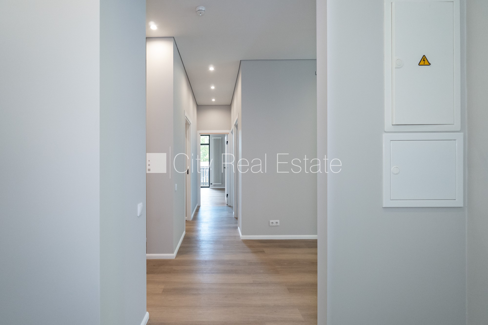 Sludinājumi. Jaunceltne, labiekārtota apzaļumota teritorija, bruģēts piebraucamais ceļš, teritorijas Cena: 224950 EUR Foto #15