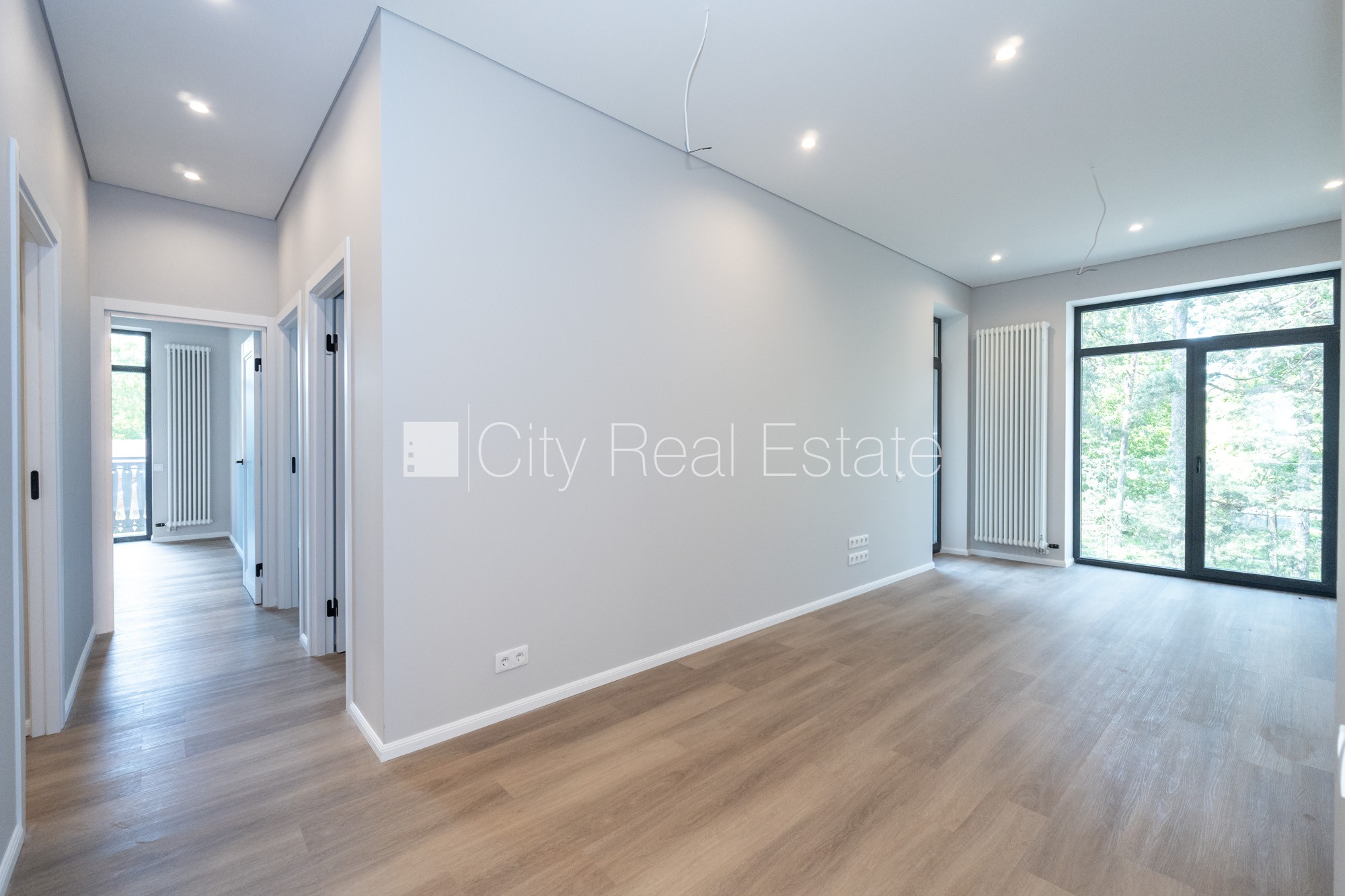 Sludinājumi. Jaunceltne, labiekārtota apzaļumota teritorija, bruģēts piebraucamais ceļš, teritorijas Cena: 224950 EUR Foto #2