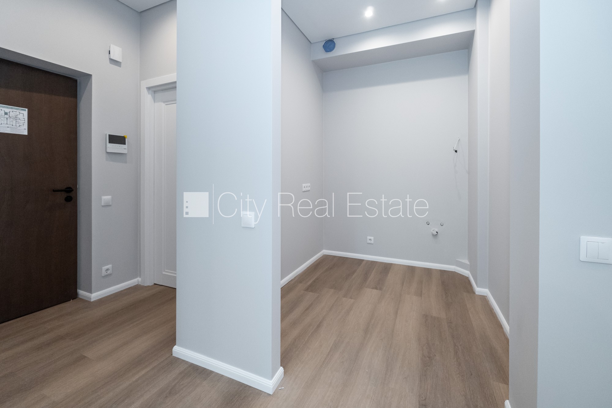 Sludinājumi. Jaunceltne, labiekārtota apzaļumota teritorija, bruģēts piebraucamais ceļš, teritorijas Cena: 224950 EUR Foto #18