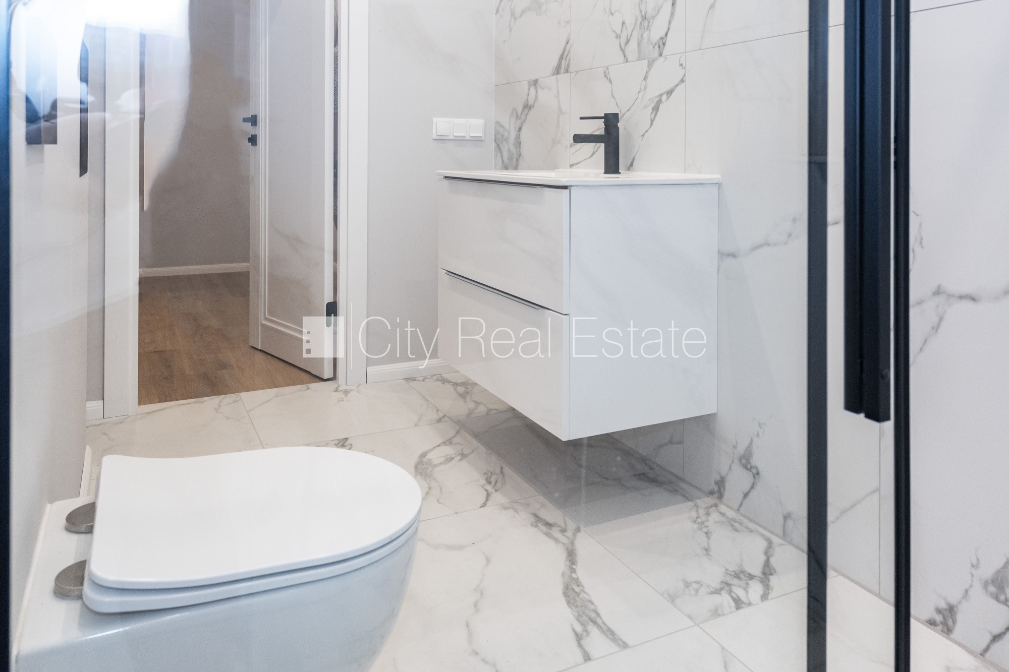 Sludinājumi. Jaunceltne, labiekārtota apzaļumota teritorija, bruģēts piebraucamais ceļš, teritorijas Cena: 242000 EUR Foto #14