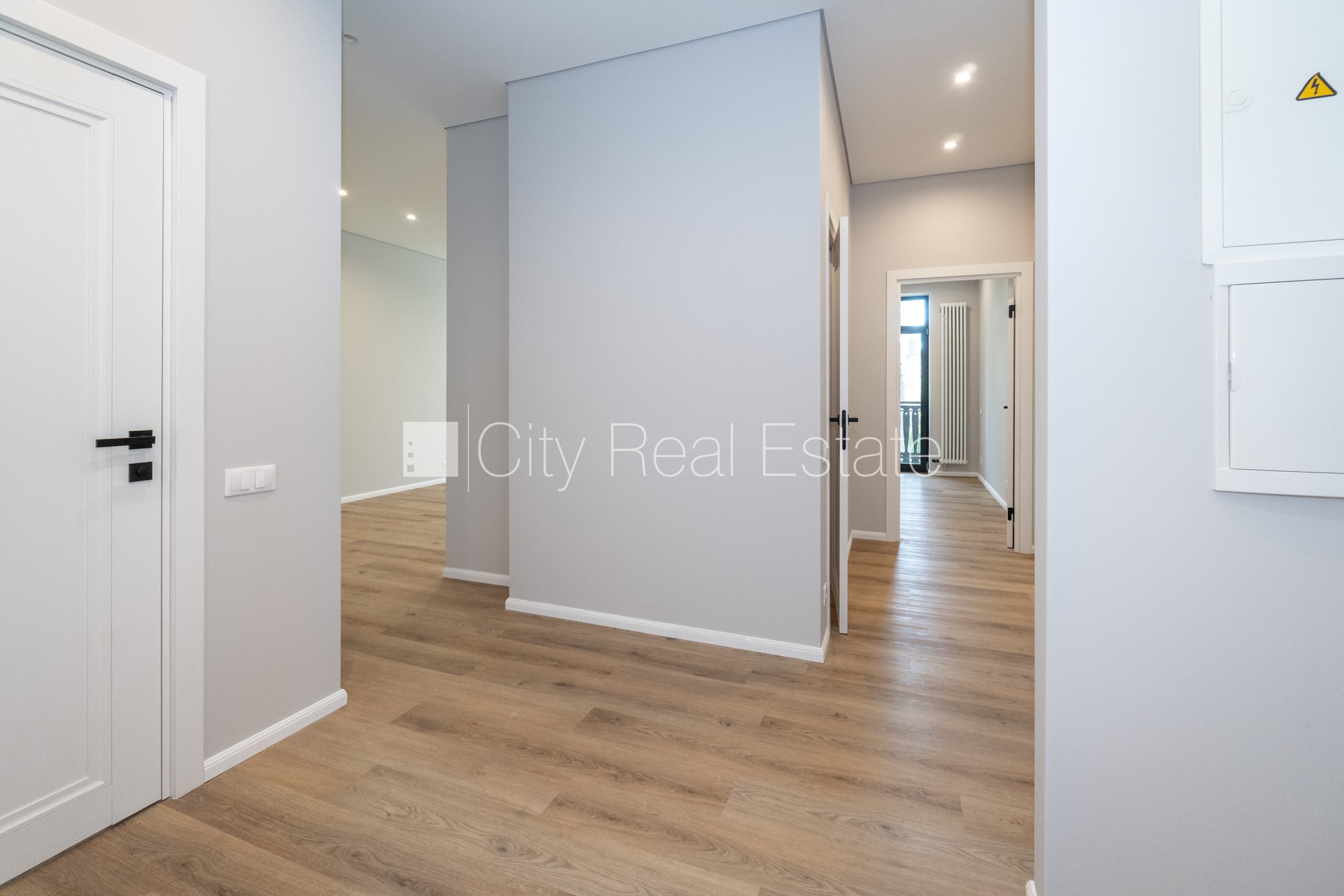 Sludinājumi. Jaunceltne, labiekārtota apzaļumota teritorija, bruģēts piebraucamais ceļš, teritorijas Cena: 242000 EUR Foto #9