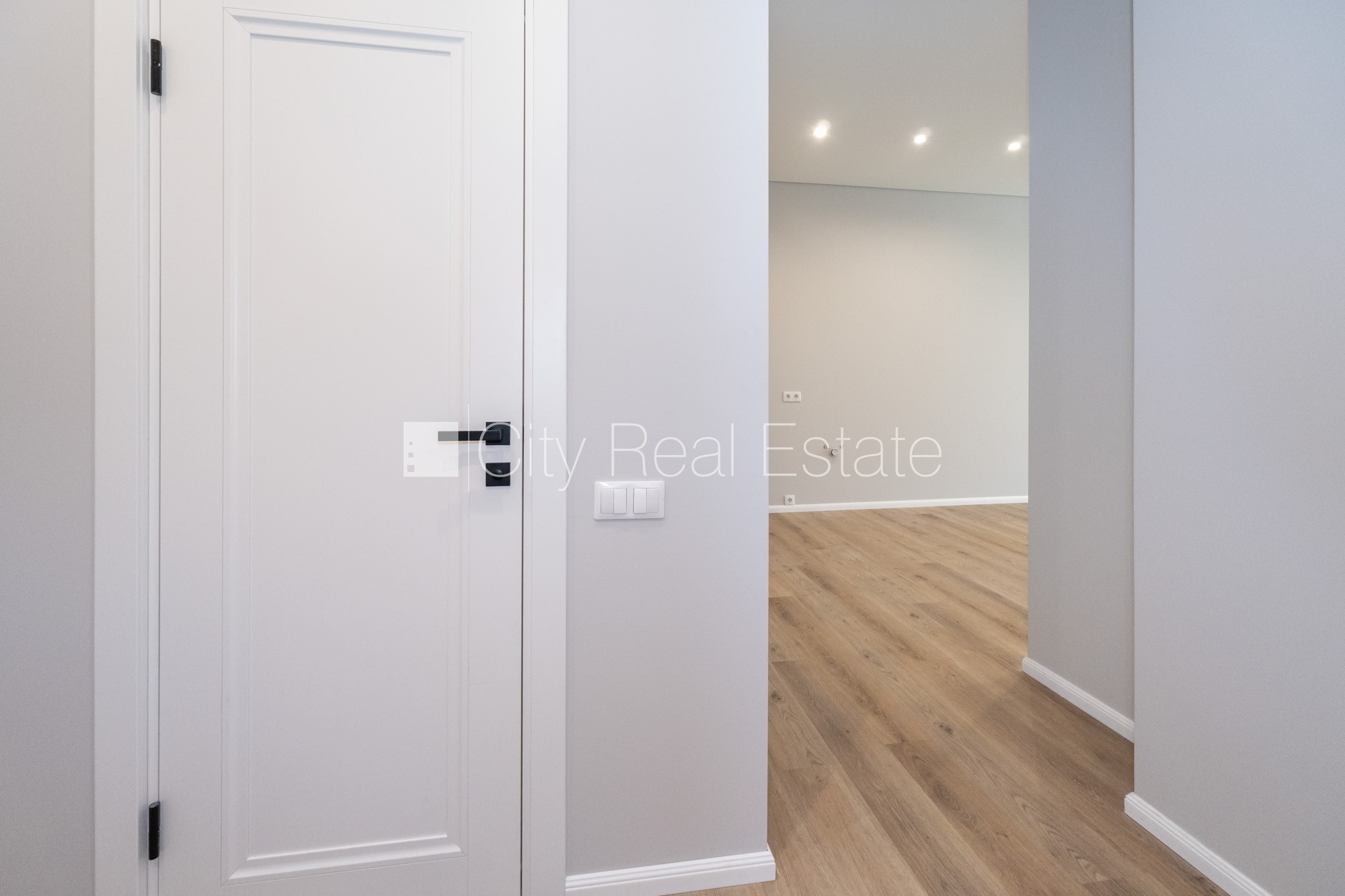 Sludinājumi. Jaunceltne, labiekārtota apzaļumota teritorija, bruģēts piebraucamais ceļš, teritorijas Cena: 242000 EUR Foto #17