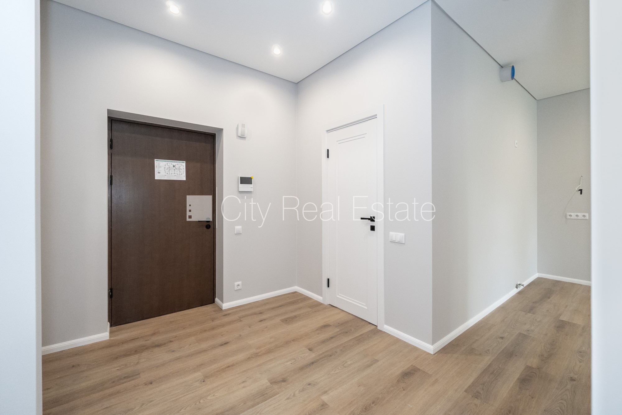 Sludinājumi. Jaunceltne, labiekārtota apzaļumota teritorija, bruģēts piebraucamais ceļš, teritorijas Cena: 242000 EUR Foto #19