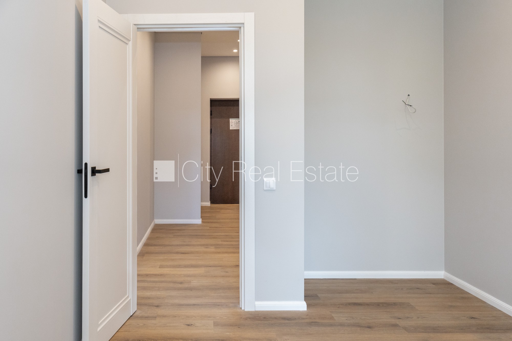 Sludinājumi. Jaunceltne, labiekārtota apzaļumota teritorija, bruģēts piebraucamais ceļš, teritorijas Cena: 242000 EUR Foto #11