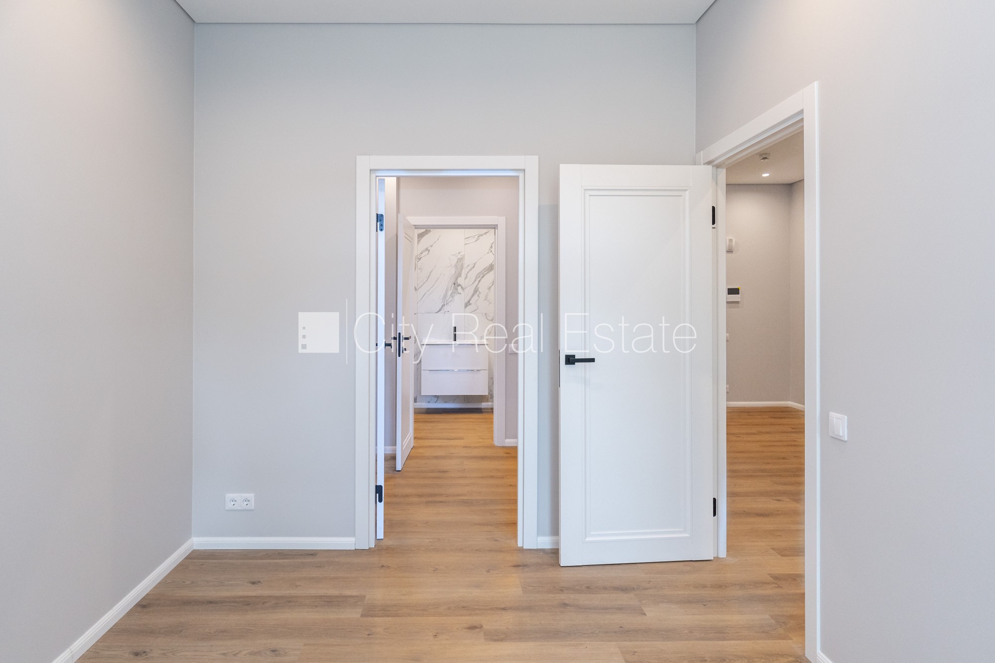 Sludinājumi. Jaunceltne, labiekārtota apzaļumota teritorija, bruģēts piebraucamais ceļš, teritorijas Cena: 242000 EUR Foto #8