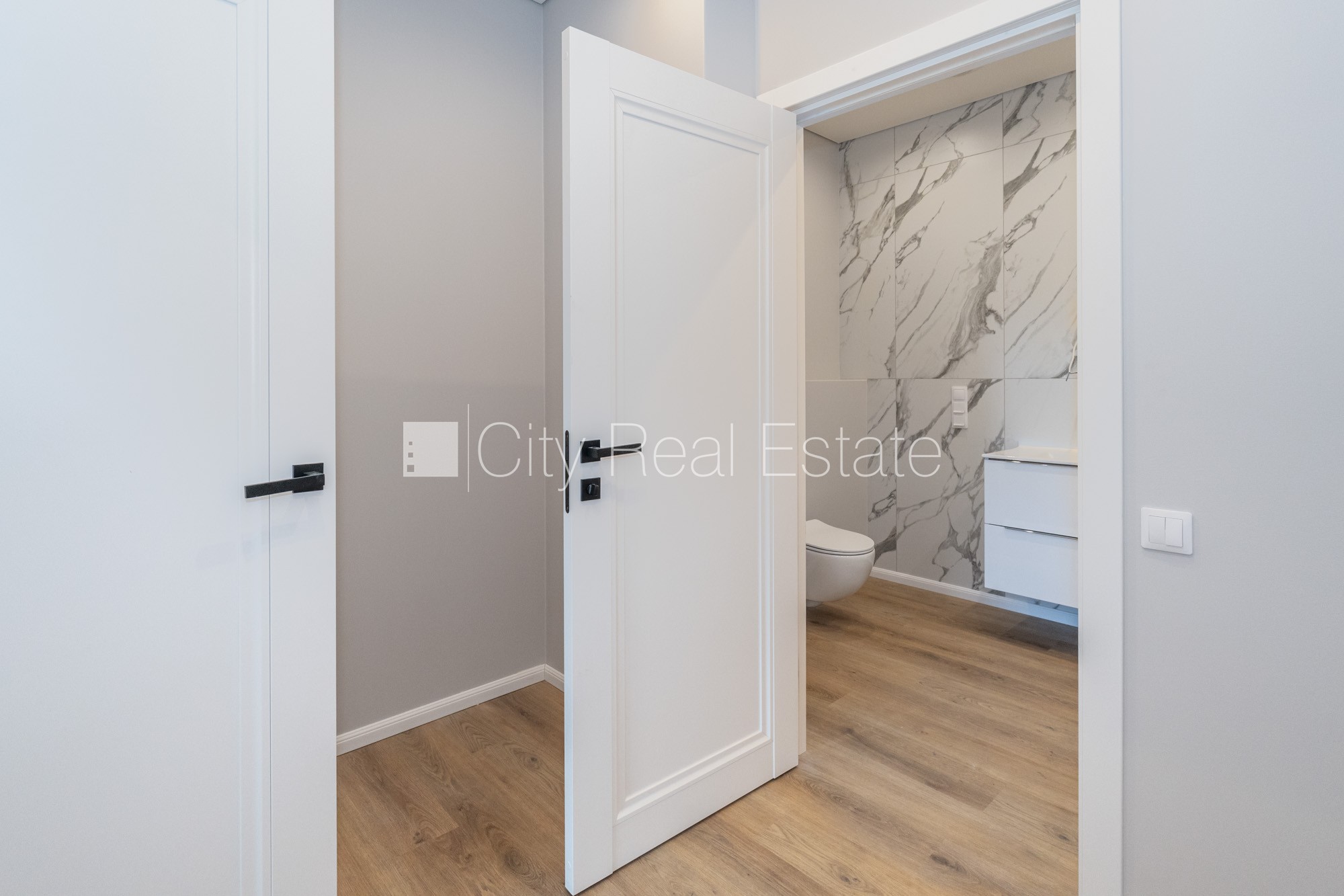 Sludinājumi. Jaunceltne, labiekārtota apzaļumota teritorija, bruģēts piebraucamais ceļš, teritorijas Cena: 242000 EUR Foto #12