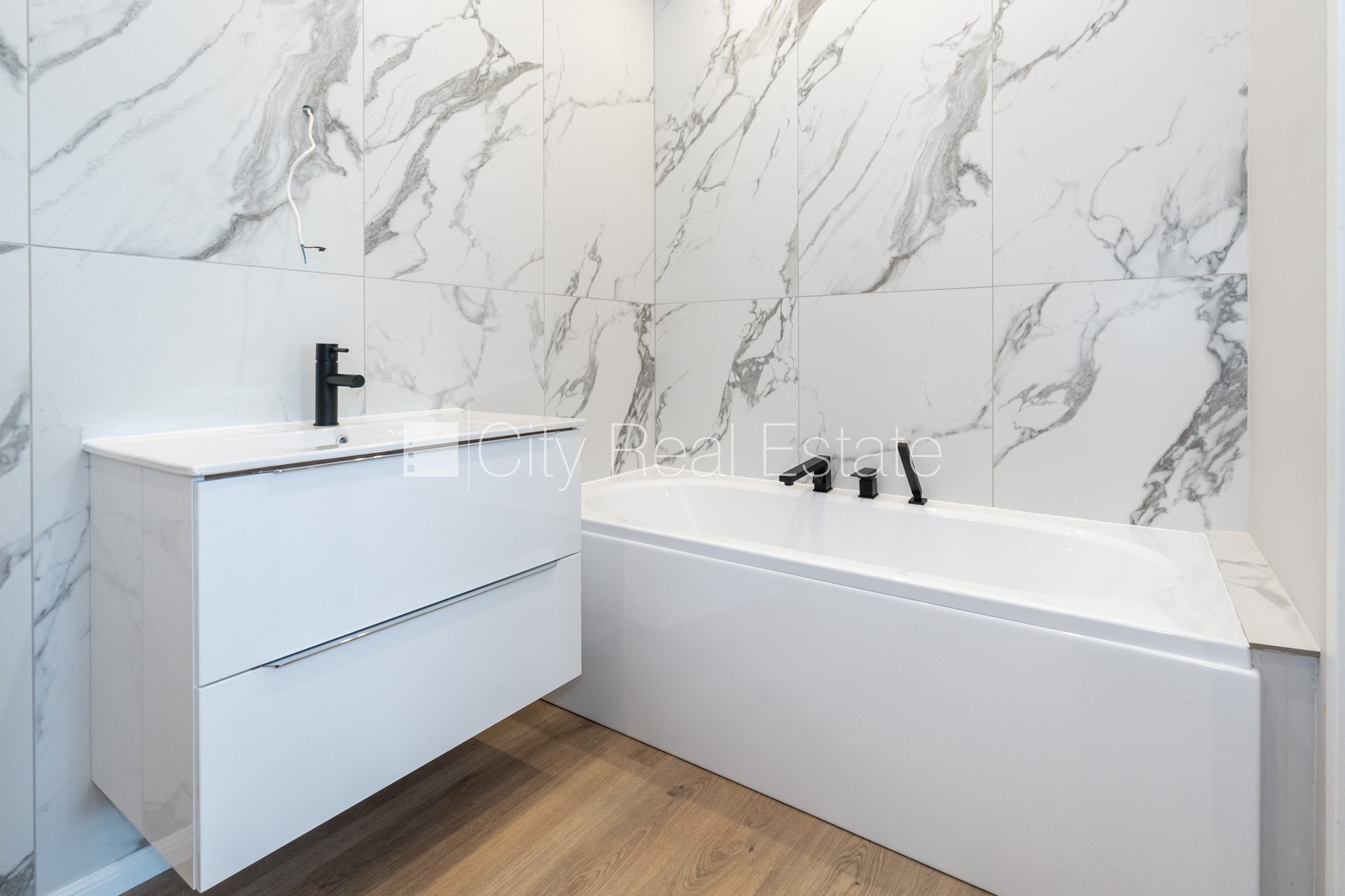 Sludinājumi. Jaunceltne, labiekārtota apzaļumota teritorija, bruģēts piebraucamais ceļš, teritorijas Cena: 242000 EUR Foto #16