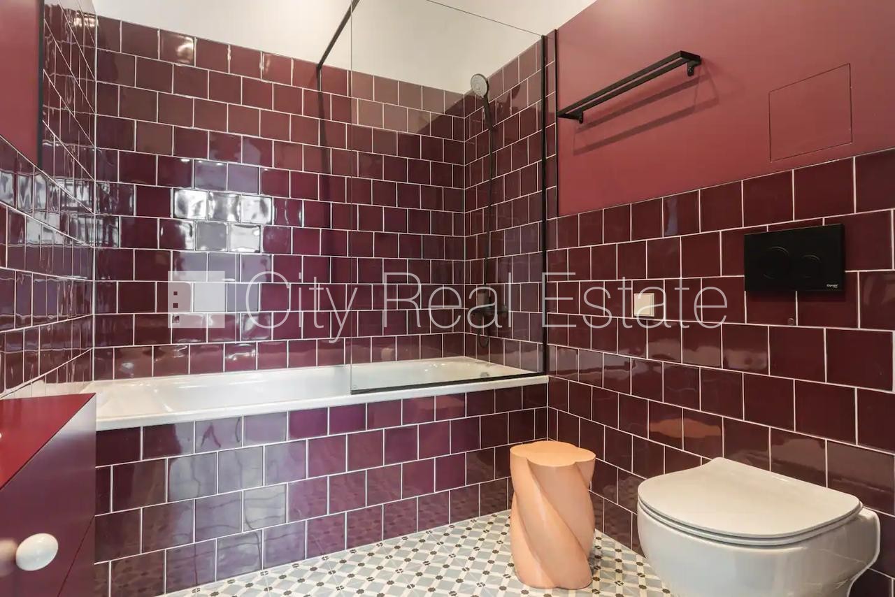 Sludinājumi. Renovēta māja, luksuss apartamenti  82 m2, ir lifts, kāpņu telpa pēc kapitālā remonta, logi vērsti Cena: 1670 EUR/mēn Foto #17