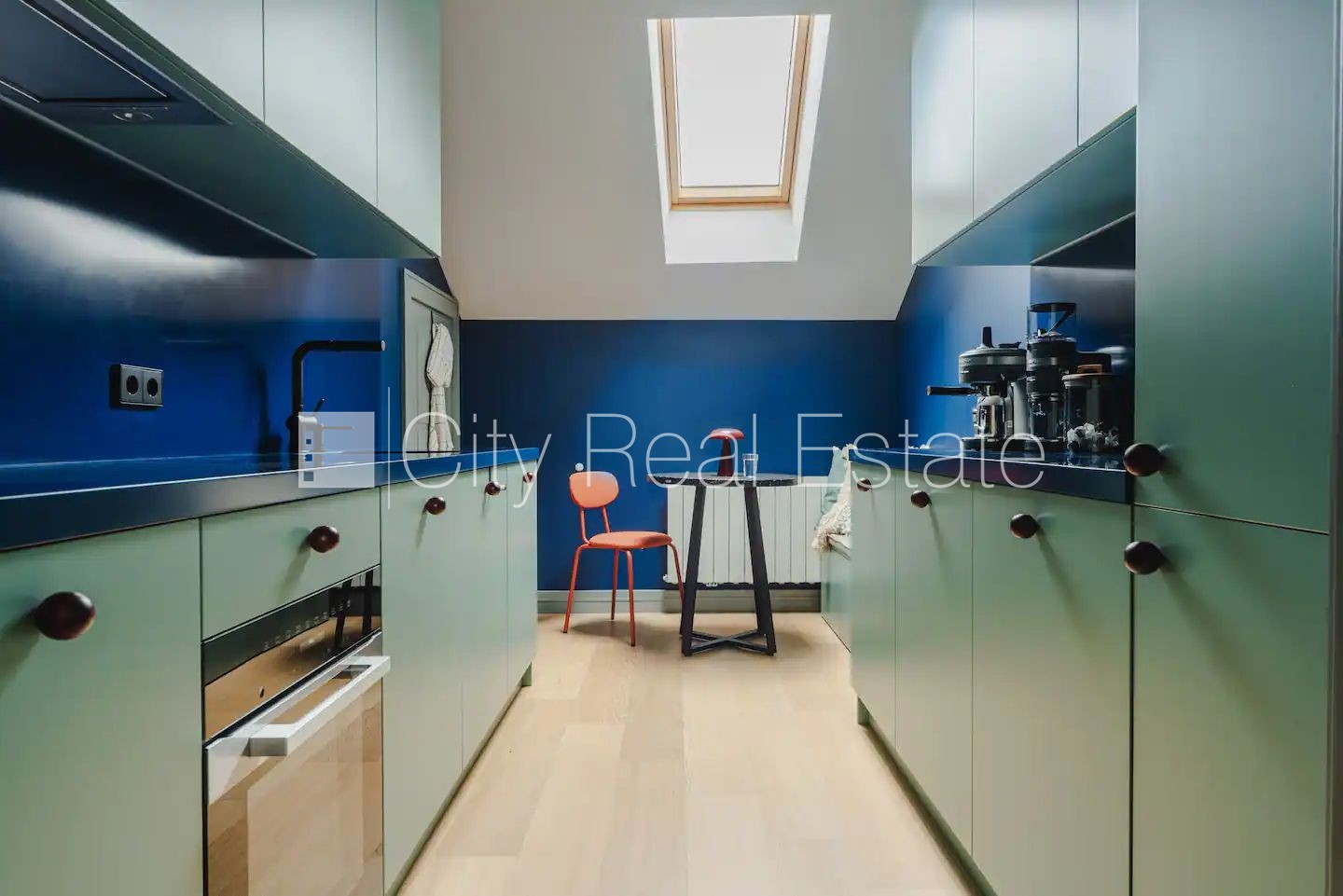 Sludinājumi. Renovēta māja, luksuss apartamenti  82 m2, ir lifts, kāpņu telpa pēc kapitālā remonta, logi vērsti Cena: 1670 EUR/mēn Foto #25