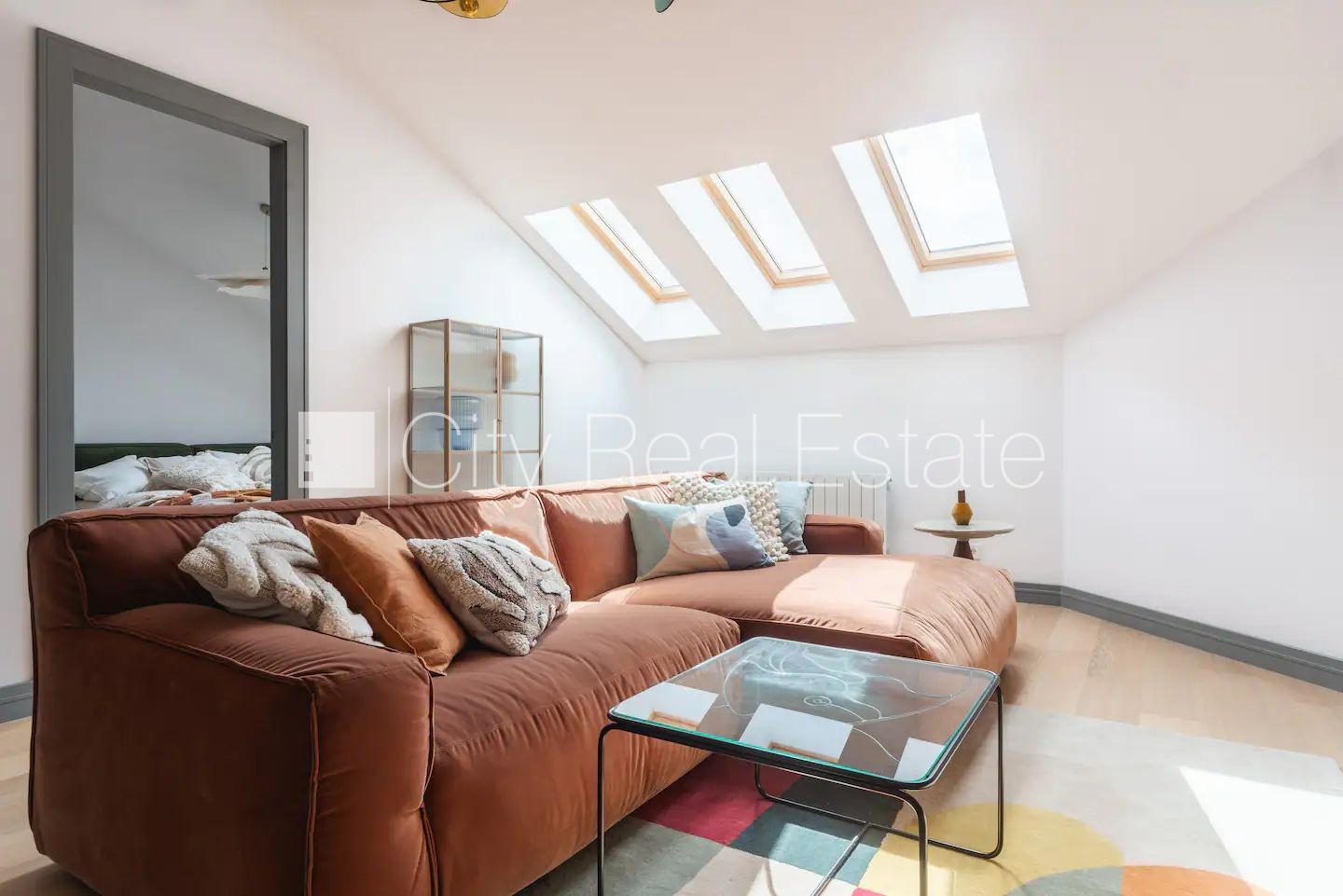 Sludinājumi. Renovēta māja, luksuss apartamenti  82 m2, ir lifts, kāpņu telpa pēc kapitālā remonta, logi vērsti Cena: 1670 EUR/mēn Foto #7