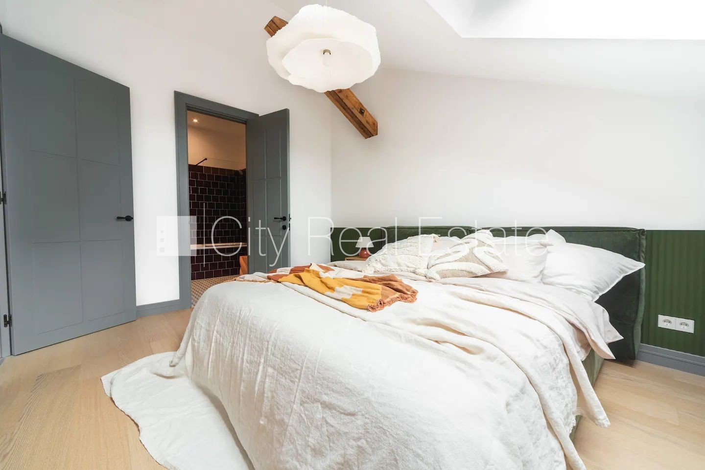 Sludinājumi. Renovēta māja, luksuss apartamenti  82 m2, ir lifts, kāpņu telpa pēc kapitālā remonta, logi vērsti Cena: 1670 EUR/mēn Foto #14