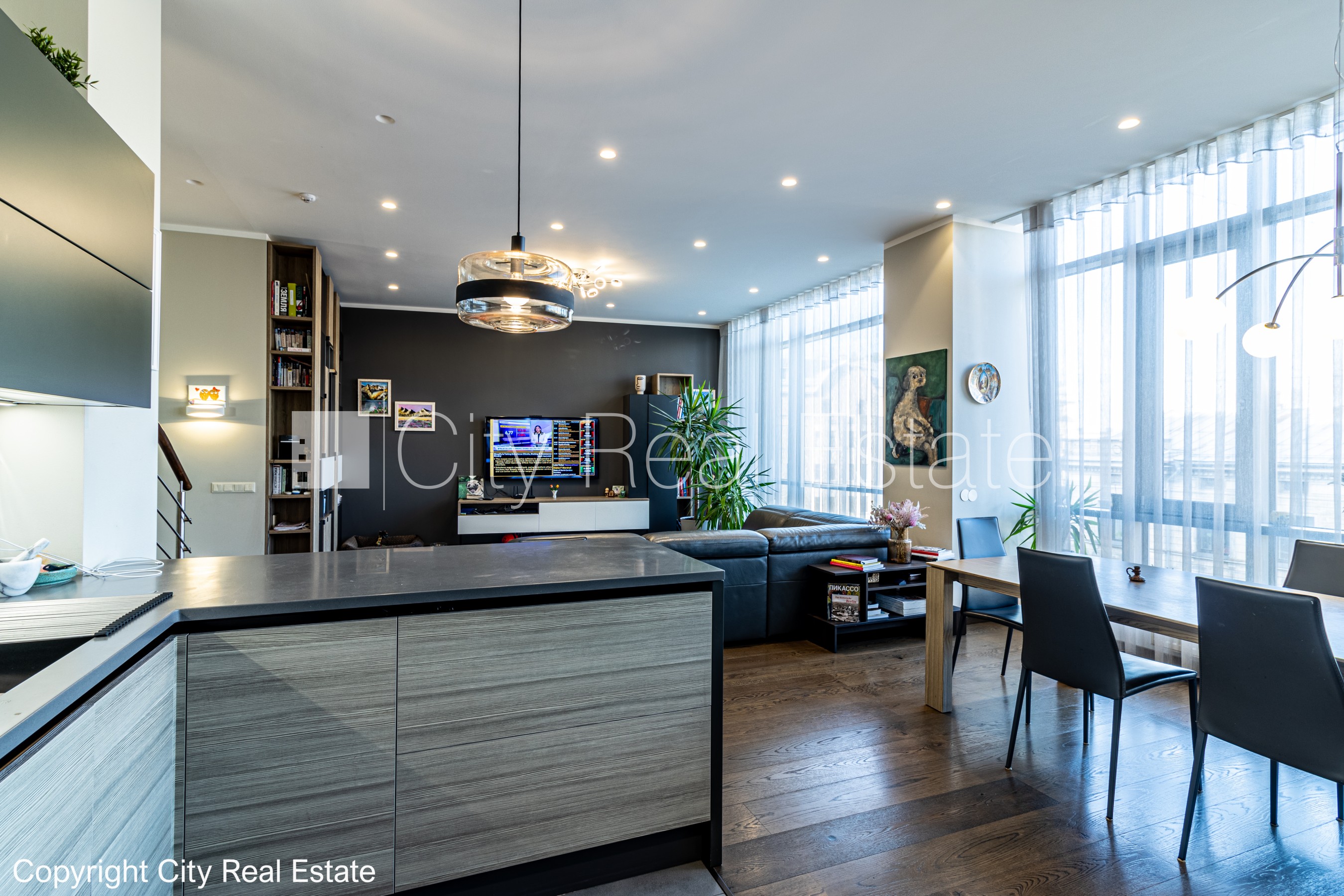 Sludinājumi. Labiekārtots apzaļumots pagalms, slēgts pagalms, teritorijas iebrauktuves vārti aprīkoti ar Cena: 4000 EUR/mēn Foto #2