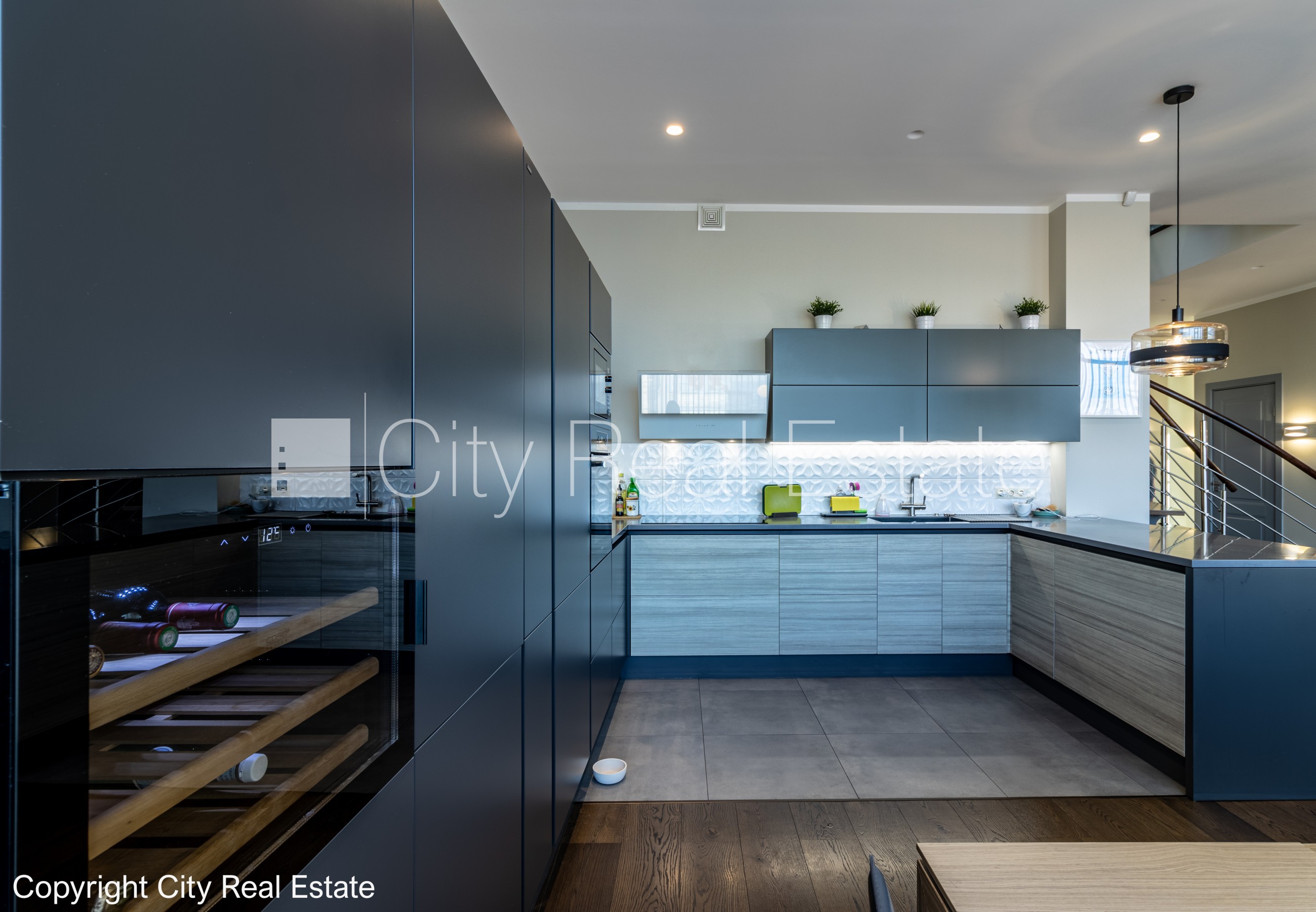 Sludinājumi. Labiekārtots apzaļumots pagalms, slēgts pagalms, teritorijas iebrauktuves vārti aprīkoti ar Cena: 4000 EUR/mēn Foto #5